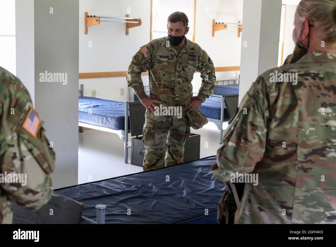 Le Lgén Donnie Walker, commandant adjoint du Commandement du matériel de l'Armée des États-Unis et commandant principal de Redstone Arsenal, Alabama, visite les zones de vie qui seront utilisées par les Afghans pendant leur séjour à fort McCoy, Wisconsin, le 23 août 2021. Le ministère de la Défense, à l'appui du ministère d'État, fournit des services de transport et des logements temporaires à l'appui de l'opération alliés refuge. Cette initiative s'inscrit dans le cadre de l'engagement de l'Amérique envers les citoyens afghans qui ont aidé les États-Unis et leur fournit un soutien essentiel dans des lieux sûrs à l'extérieur de l'Afghanistan. (ÉTATS-UNIS Banque D'Images