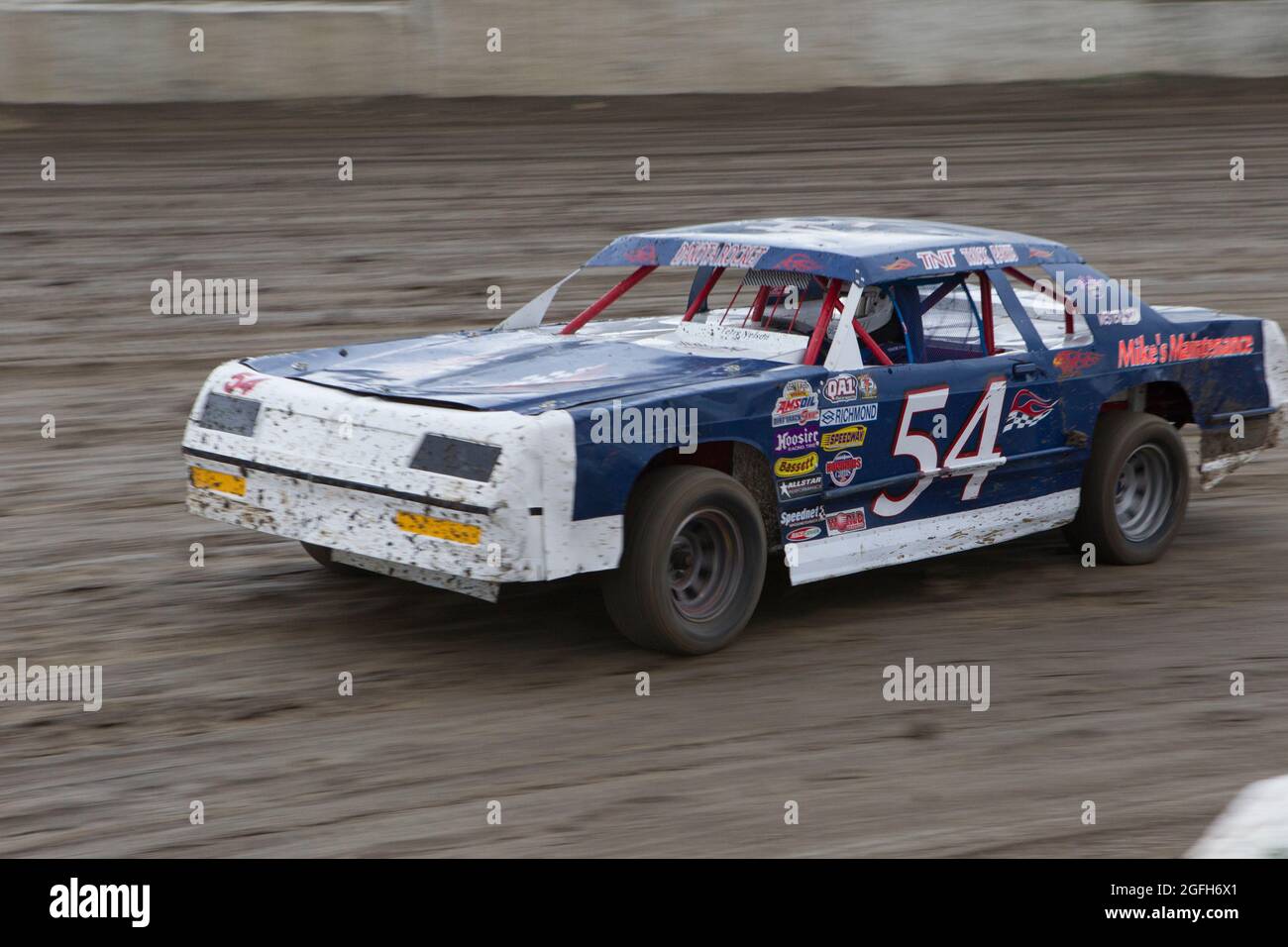 Roues un flou, la voiture se met à tourner dans un virage lors d'un Street stock Heat. Banque D'Images