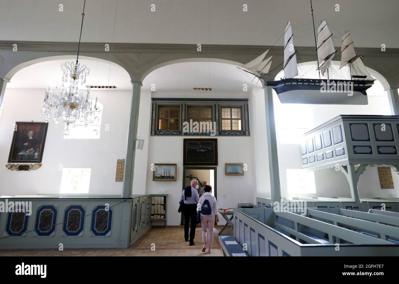 Prerow, Allemagne. 23 août 2021. L'église du voilier du XVIIIe siècle est considérée comme l'un des plus anciens monuments architecturaux de la péninsule Baltique Fischland-Darß-Zingst. Il a été construit comme un bâtiment à colombages et a été reconstruit en une église de brique en 1830. À cette époque, le clocher montra aux marins le chemin de la mer Baltique au port de Prerow. Des modèles de navires des temps passés pendent dans l'église, la plupart du temps fabriqués par des marins. Outre les services de l'église, des expositions, des concerts et des conférences ont lieu dans l'église. Credit: Bernd Wüstneck/dpa-Zentralbild/ZB/dpa/Alay Live News Banque D'Images