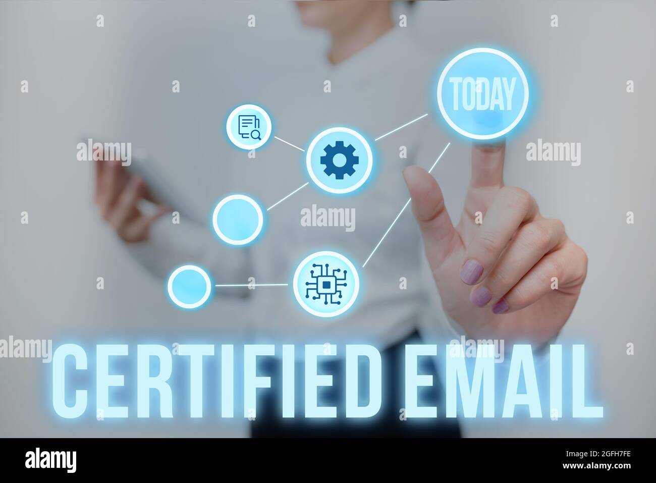 Légende du texte présentant un e-mail certifié. Mot écrit sur e-mail dont l'envoi est certifié par un tiers neutre Lady Holding Tablet appuyant sur Banque D'Images