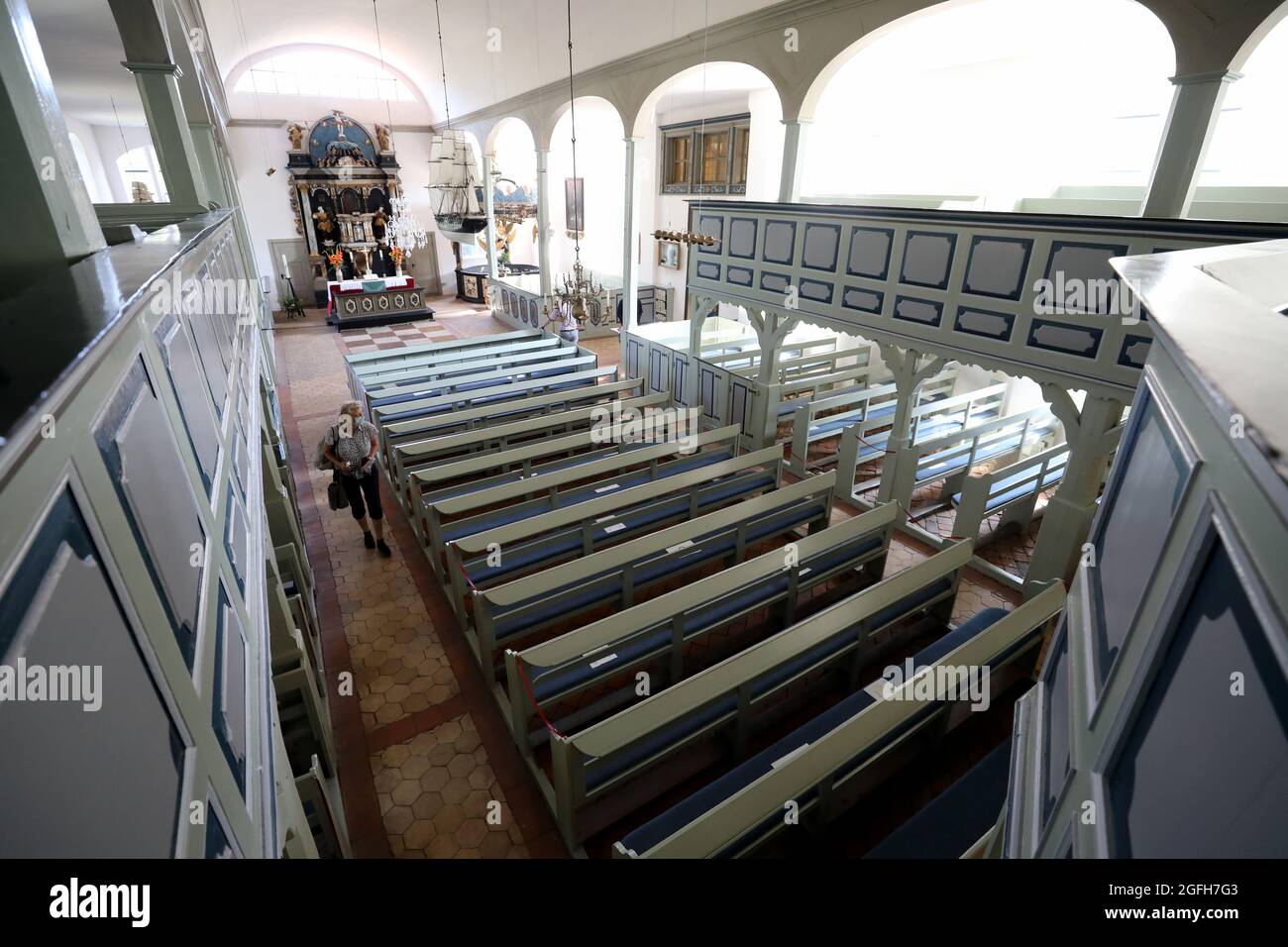 Prerow, Allemagne. 23 août 2021. L'église du voilier du XVIIIe siècle est considérée comme l'un des plus anciens monuments architecturaux de la péninsule Baltique Fischland-Darß-Zingst. Il a été construit comme un bâtiment à colombages et a été reconstruit en une église de brique en 1830. À cette époque, le clocher montra aux marins le chemin de la mer Baltique au port de Prerow. Des modèles de navires des temps passés pendent dans l'église, la plupart du temps fabriqués par des marins. Outre les services de l'église, des expositions, des concerts et des conférences ont lieu dans l'église. Credit: Bernd Wüstneck/dpa-Zentralbild/ZB/dpa/Alay Live News Banque D'Images