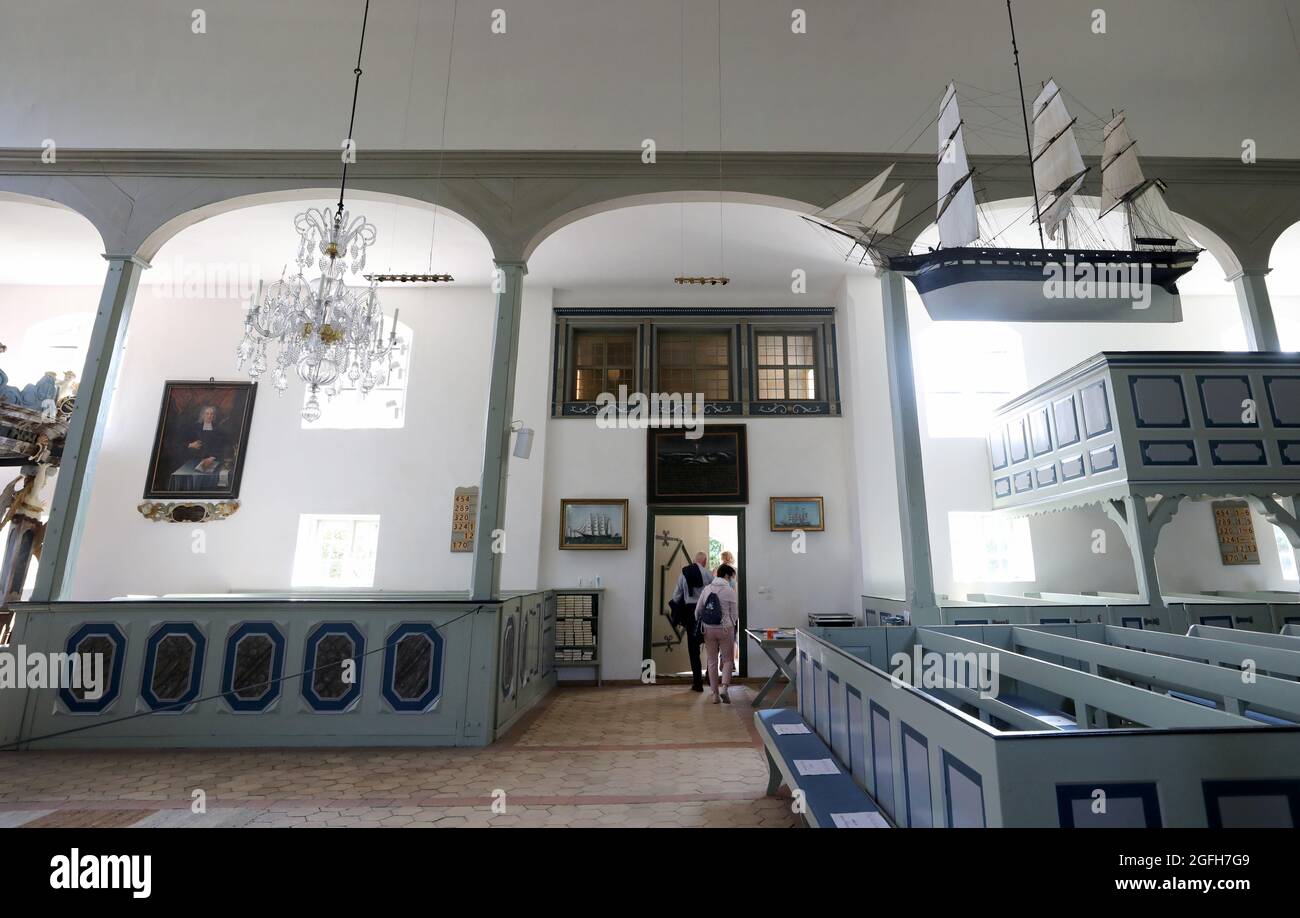 Prerow, Allemagne. 23 août 2021. L'église du voilier du XVIIIe siècle est considérée comme l'un des plus anciens monuments architecturaux de la péninsule Baltique Fischland-Darß-Zingst. Il a été construit comme un bâtiment à colombages et a été reconstruit en une église de brique en 1830. À cette époque, le clocher montra aux marins le chemin de la mer Baltique au port de Prerow. Des modèles de navires des temps passés pendent dans l'église, la plupart du temps fabriqués par des marins. Outre les services de l'église, des expositions, des concerts et des conférences ont lieu dans l'église. Credit: Bernd Wüstneck/dpa-Zentralbild/ZB/dpa/Alay Live News Banque D'Images