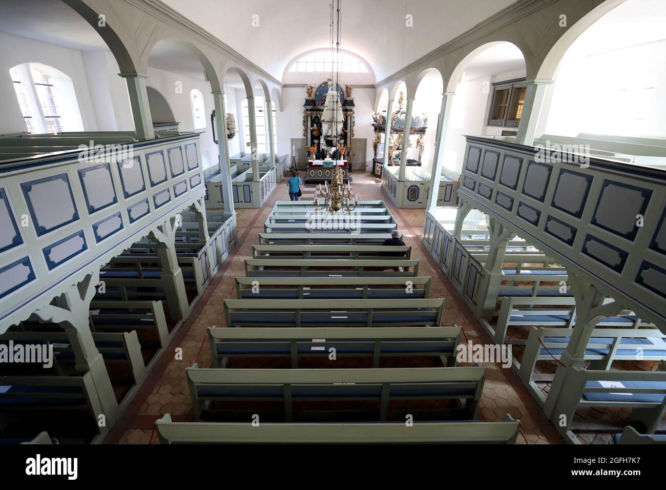 Prerow, Allemagne. 23 août 2021. L'église du voilier du XVIIIe siècle est considérée comme l'un des plus anciens monuments architecturaux de la péninsule Baltique Fischland-Darß-Zingst. Il a été construit comme un bâtiment à colombages et a été reconstruit en une église de brique en 1830. À cette époque, le clocher montra aux marins le chemin de la mer Baltique au port de Prerow. Des modèles de navires des temps passés pendent dans l'église, la plupart du temps fabriqués par des marins. Outre les services de l'église, des expositions, des concerts et des conférences ont lieu dans l'église. Credit: Bernd Wüstneck/dpa-Zentralbild/ZB/dpa/Alay Live News Banque D'Images