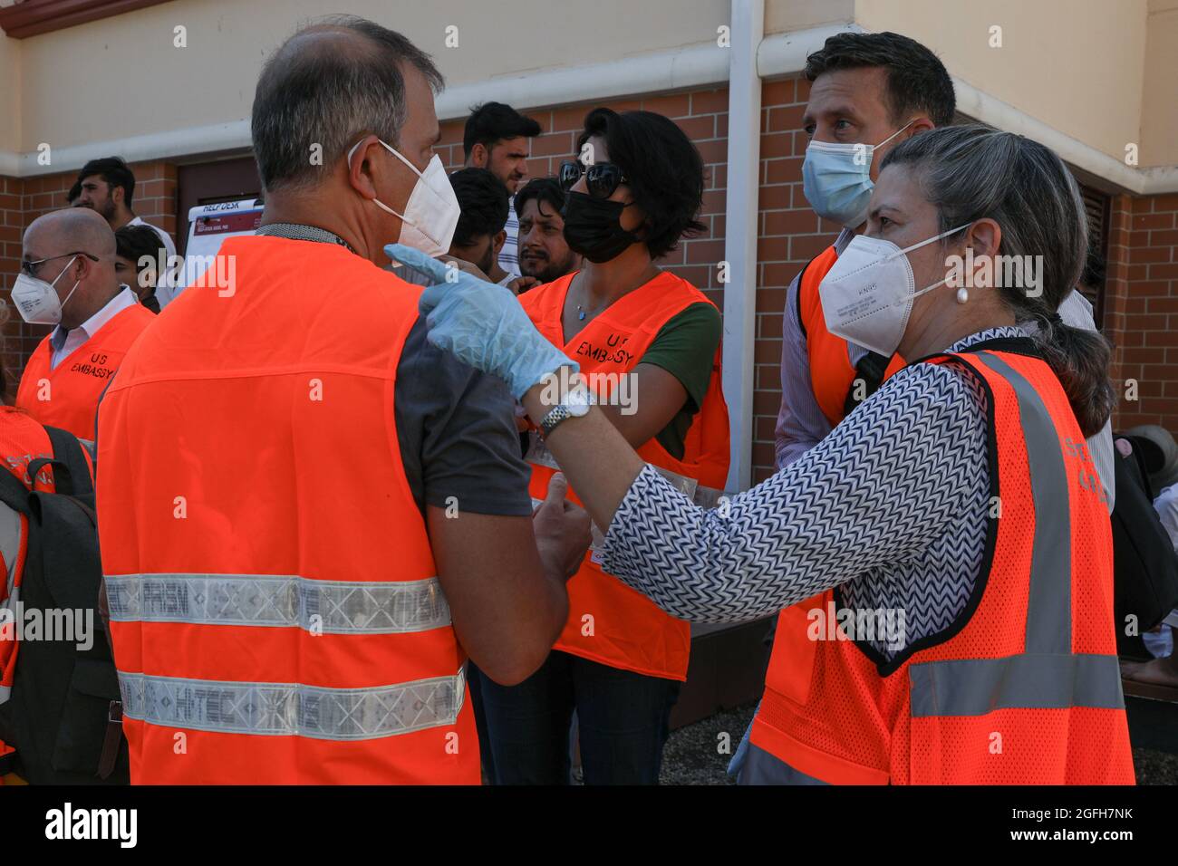 STATION NAVALE AÉRIENNE DE SIGONELLA, Italie (août 24, 2021) les représentants du département d'État des États-Unis discutent des plans logistiques des personnes évacuées, 24 août 2021. NAS Sigonella appuie actuellement la mission du ministère de la Défense visant à faciliter le départ et le déplacement en toute sécurité des citoyens américains, des bénéficiaires de visas d'immigration spéciaux et des populations afghanes vulnérables en provenance d'Afghanistan. (É.-U. Photo de la marine par Claire DuBois, spécialiste des communications de masse, 2e classe) Banque D'Images