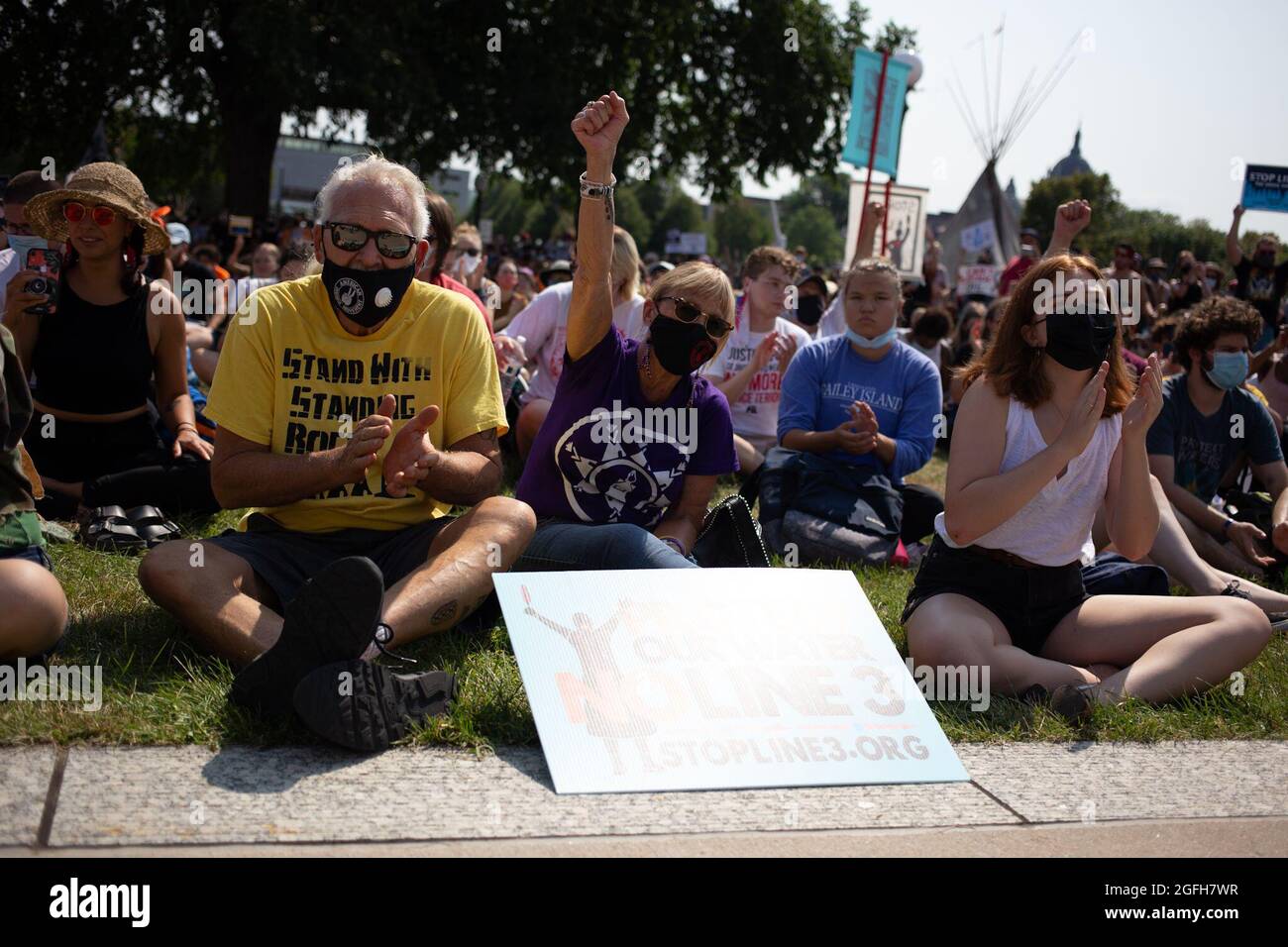 Saint Paul, Minnesota, États-Unis. 25 août 2021. 25 août 2021 - Saint Paul, Minnesota, États-Unis : des militants se réunissent à l'extérieur du capitole de l'État du Minnesota pour protester contre la construction de la ligne 3, un pipeline qui transporte du pétrole brut des sables bitumineux de l'Alberta. Alors qu'Enbridge soutient qu'il est nécessaire de permettre le déclassement d'un pipeline existant, les activistes soutiennent que le pipeline va accélérer le changement climatique. (Image de crédit : © Henry Pan/ZUMA Press Wire) Banque D'Images