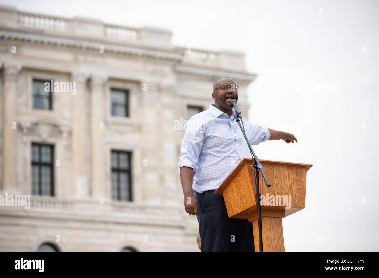 Saint Paul, Minnesota, États-Unis. 25 août 2021. 25 août 2021 - Saint Paul, Minnesota, États-Unis : des militants se réunissent à l'extérieur du capitole de l'État du Minnesota pour protester contre la construction de la ligne 3, un pipeline qui transporte du pétrole brut des sables bitumineux de l'Alberta. Alors qu'Enbridge soutient qu'il est nécessaire de permettre le déclassement d'un pipeline existant, les activistes soutiennent que le pipeline va accélérer le changement climatique. (Image de crédit : © Henry Pan/ZUMA Press Wire) Banque D'Images