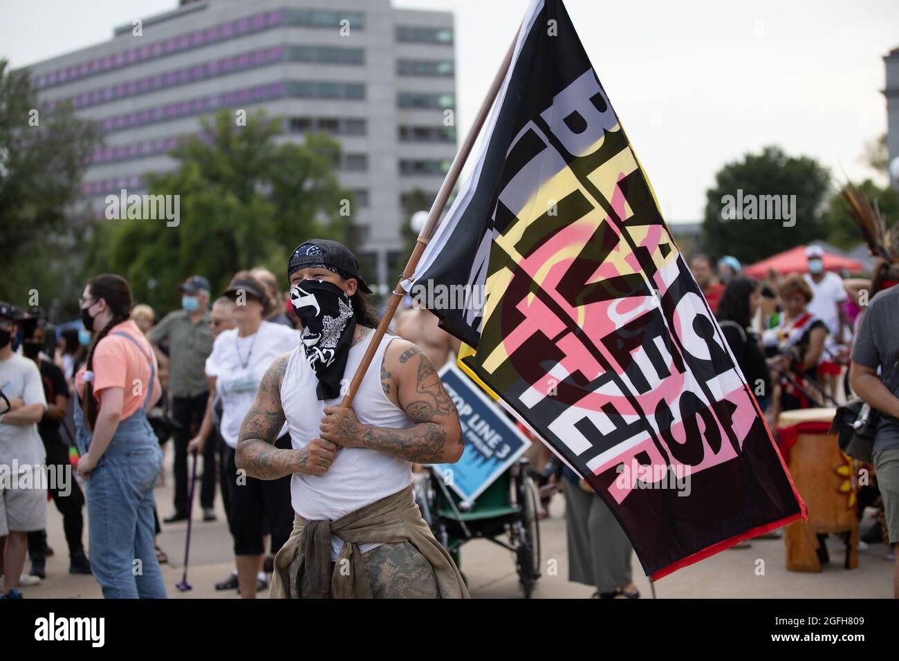 Saint Paul, Minnesota, États-Unis. 25 août 2021. 25 août 2021 - Saint Paul, Minnesota, États-Unis : des militants se réunissent à l'extérieur du capitole de l'État du Minnesota pour protester contre la construction de la ligne 3, un pipeline qui transporte du pétrole brut des sables bitumineux de l'Alberta. Alors qu'Enbridge soutient qu'il est nécessaire de permettre le déclassement d'un pipeline existant, les activistes soutiennent que le pipeline va accélérer le changement climatique. (Image de crédit : © Henry Pan/ZUMA Press Wire) Banque D'Images