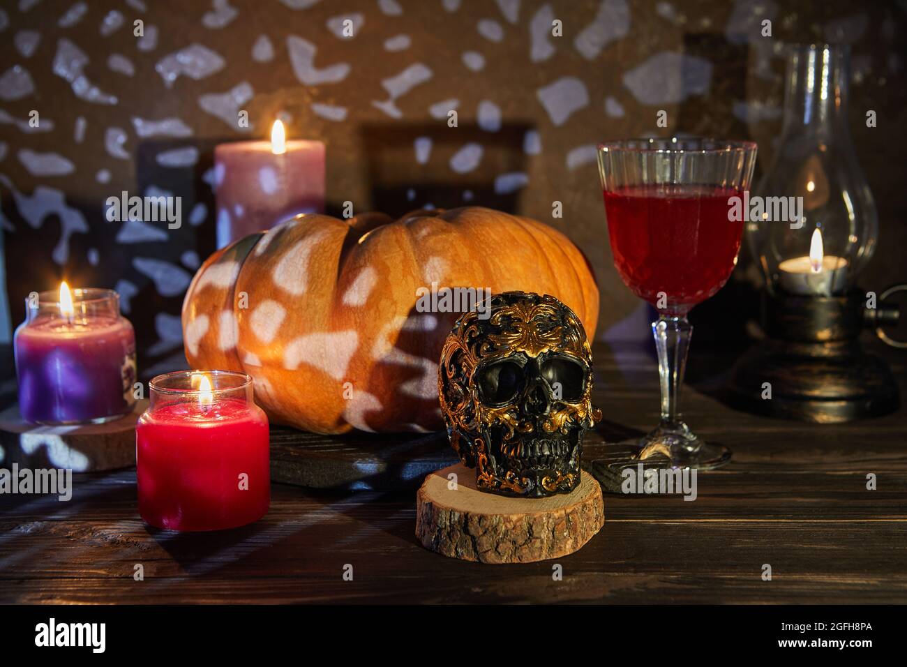 Crâne d'halloween effrayant avec citrouille et vin sur une nuit effrayante, scène d'Halloween. Banque D'Images