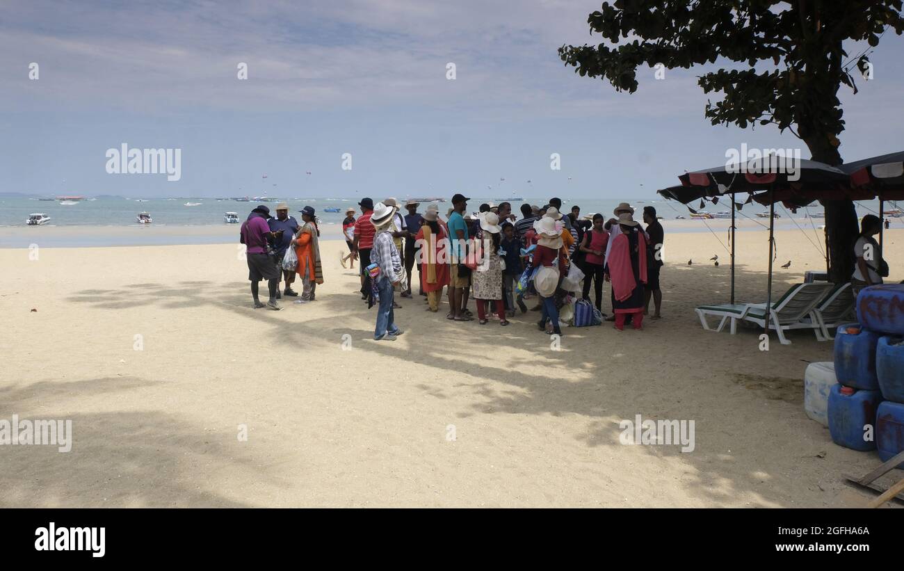 Traveler Tourist Group sur Pattaya Beach avant le verrouillage de la pandémie Banque D'Images