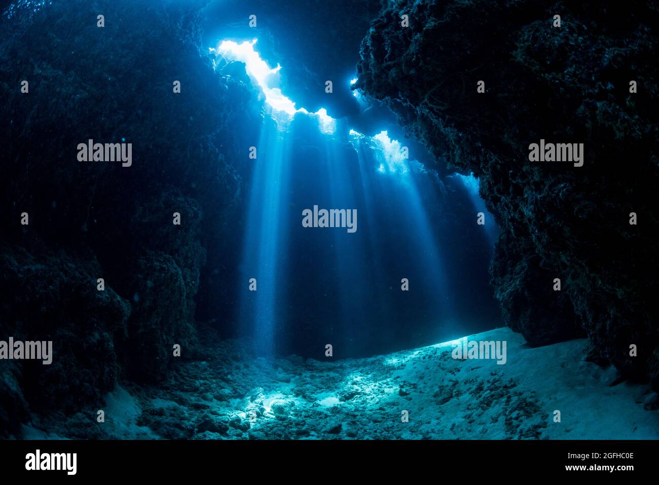 Rayons de soleil dans la grotte sous-marine Banque D'Images