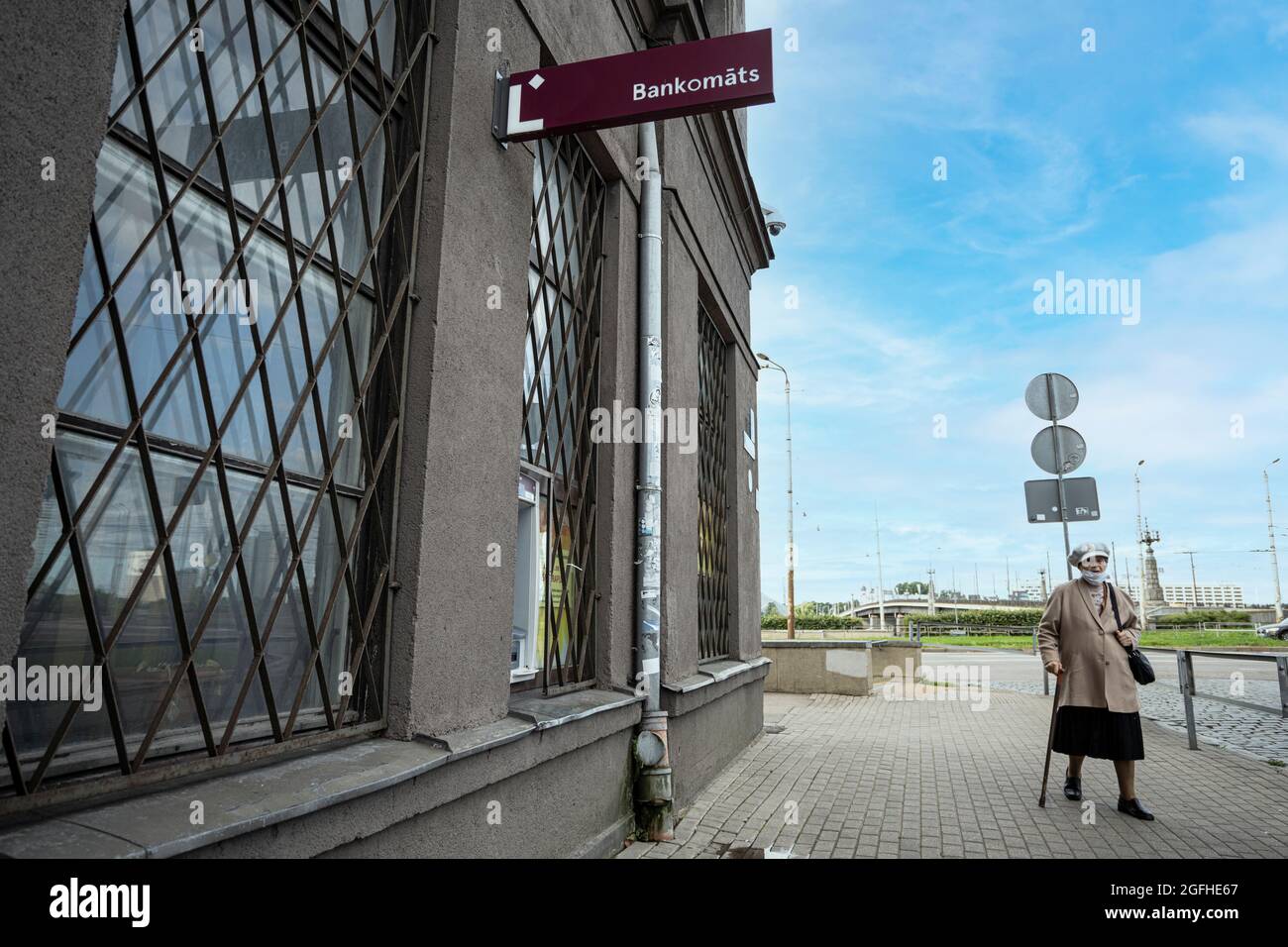 Riga, Lettonie. 22 août 2021. Un distributeur automatique de billets dans une rue du centre-ville Banque D'Images