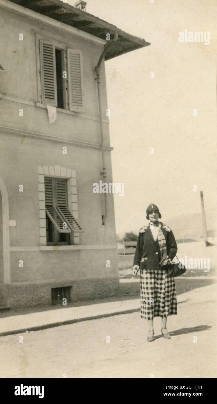 Femme debout dans la rue près d'une maison, Italie 1925 Banque D'Images