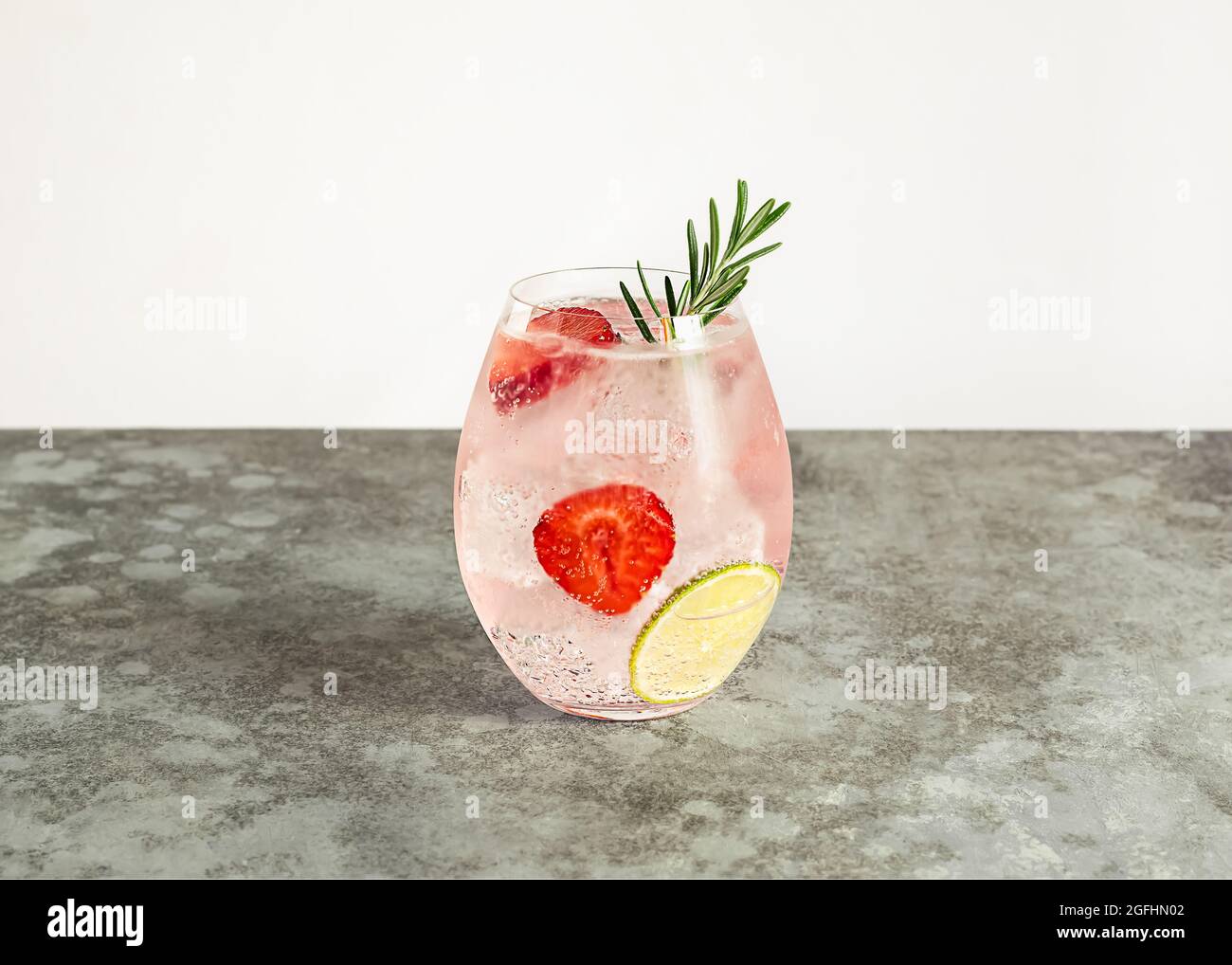 Cocktail de gin rose aux fraises et au romarin, boisson alcoolisée rafraîchissante Banque D'Images