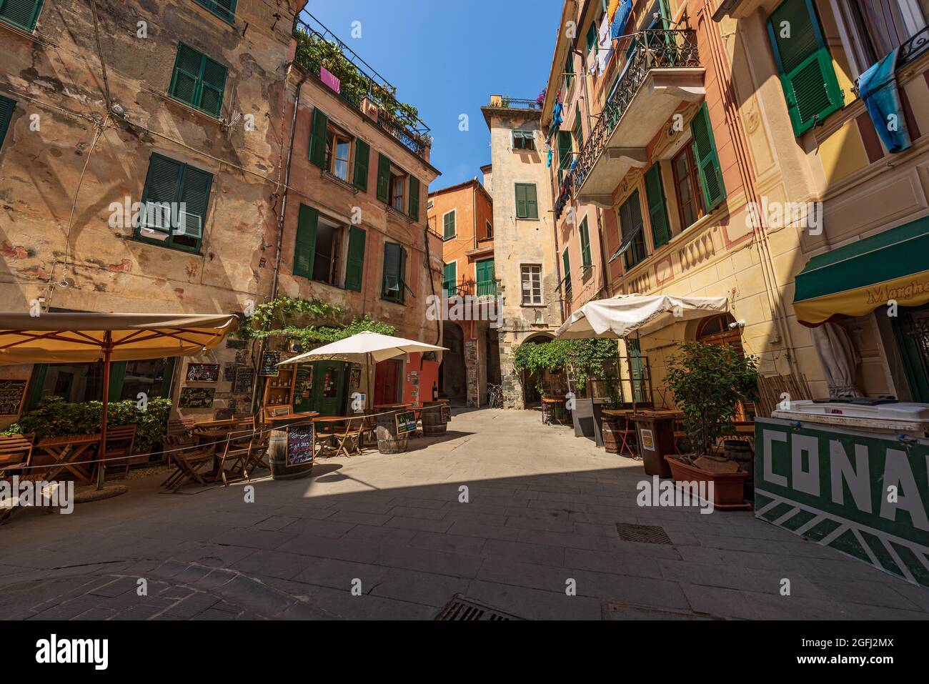 Petite place avec restaurants et bars dans le centre-ville de Monterosso al Mare village. Cinque Terre, parc national de Ligurie, province de la Spezia, Italie. Banque D'Images