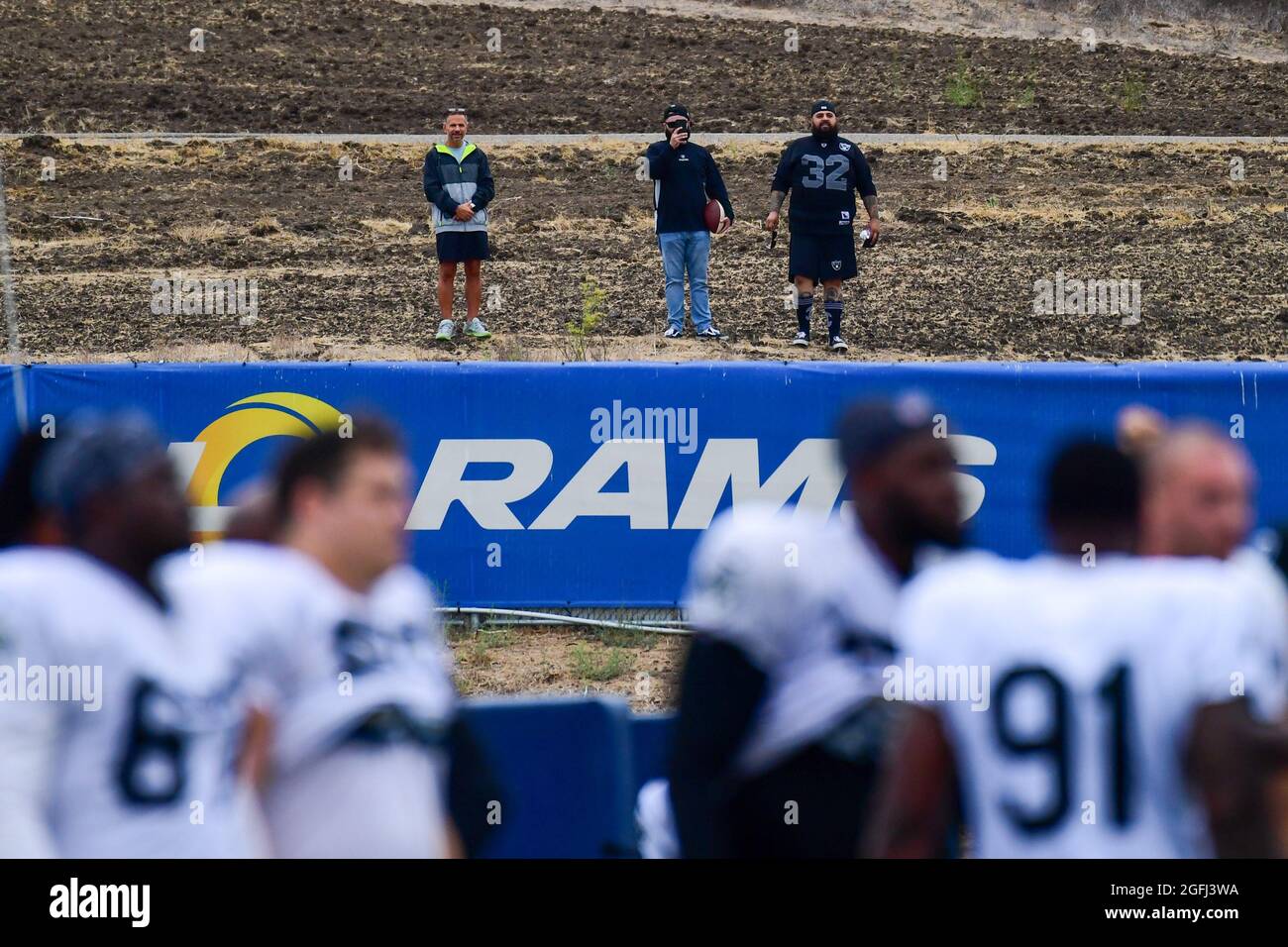 Les fans observent une pratique commune des Rams de Las Angeles et des Raiders de Las Vegas depuis une colline le mercredi 18 août 2021, à Thousand Oaks, Californie (Dylan STEWA Banque D'Images