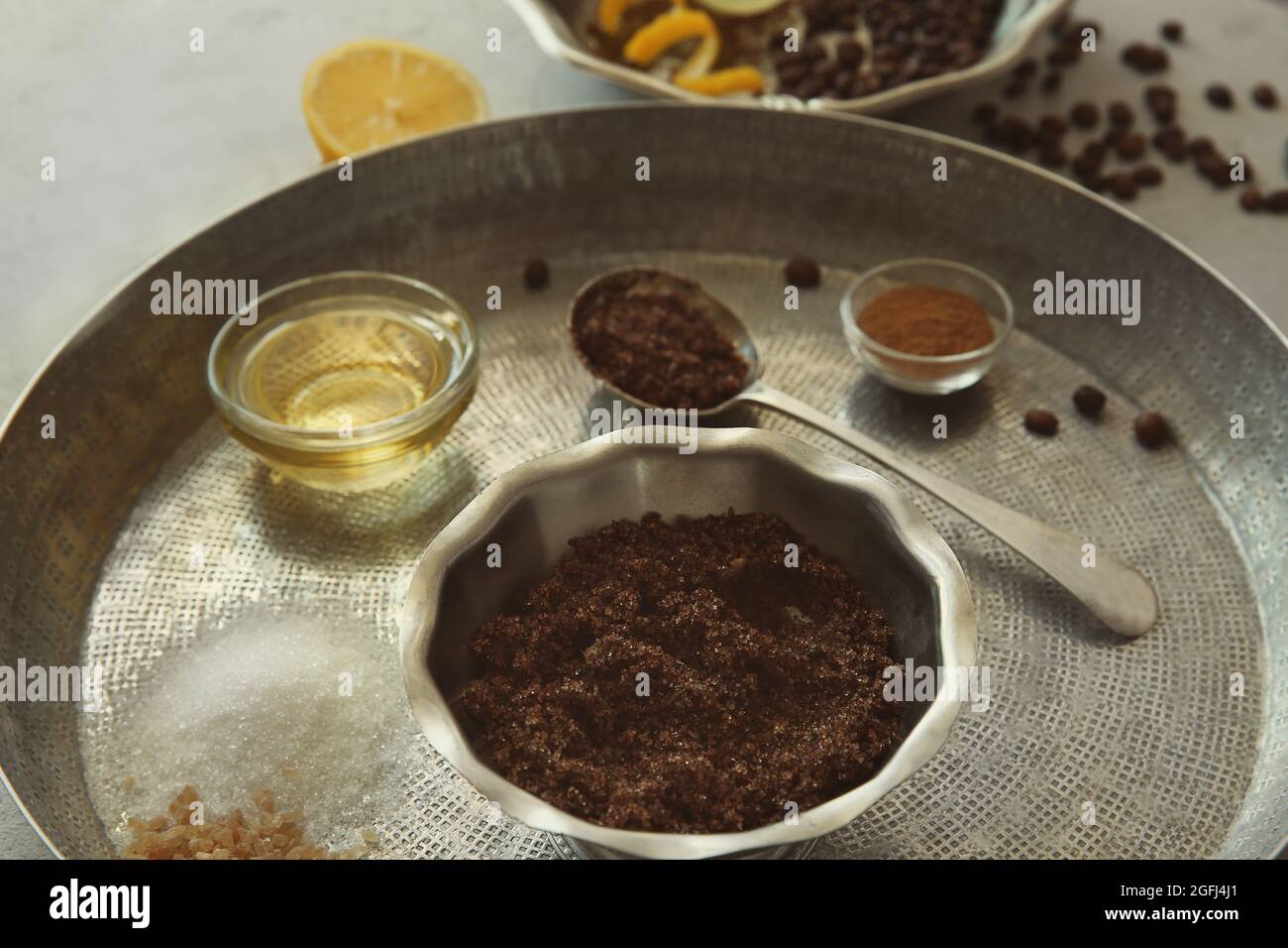 Gommage naturel de sucre, d'huile d'olive et de café sur plateau argent  Photo Stock - Alamy