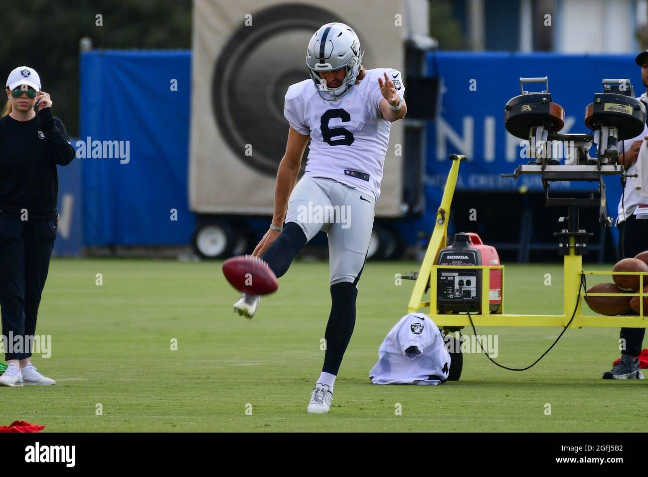 Las Vegas Raiders Punter AJ Cole (6) lance le ballon pendant le camp d'entraînement le jeudi 19 août 2021, à Thousand Oaks, en Californie (Dylan Stewart/image of S Banque D'Images