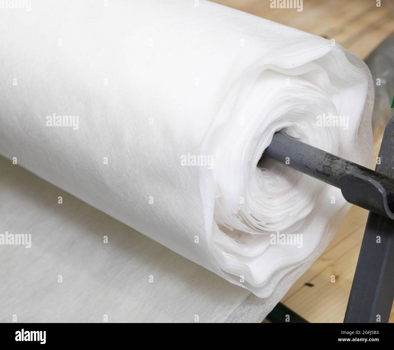 Gros plan sur un rouleau de tissu non tissé en polypropylène biodégradable blanc, spunbond. Banque D'Images