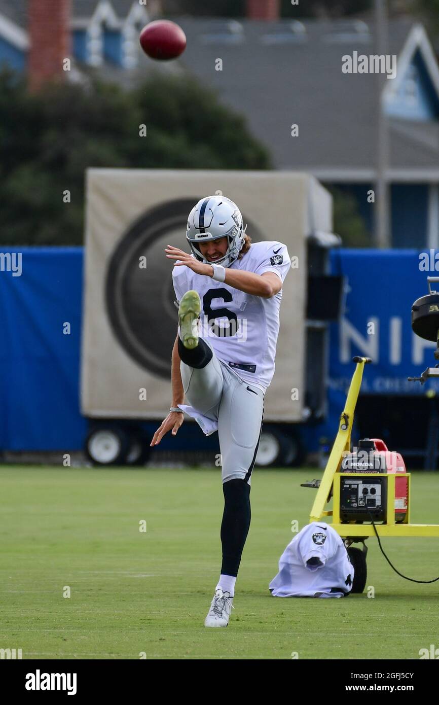Las Vegas Raiders Punter AJ Cole (6) lance le ballon pendant le camp d'entraînement le jeudi 19 août 2021, à Thousand Oaks, en Californie (Dylan Stewart/image of S Banque D'Images