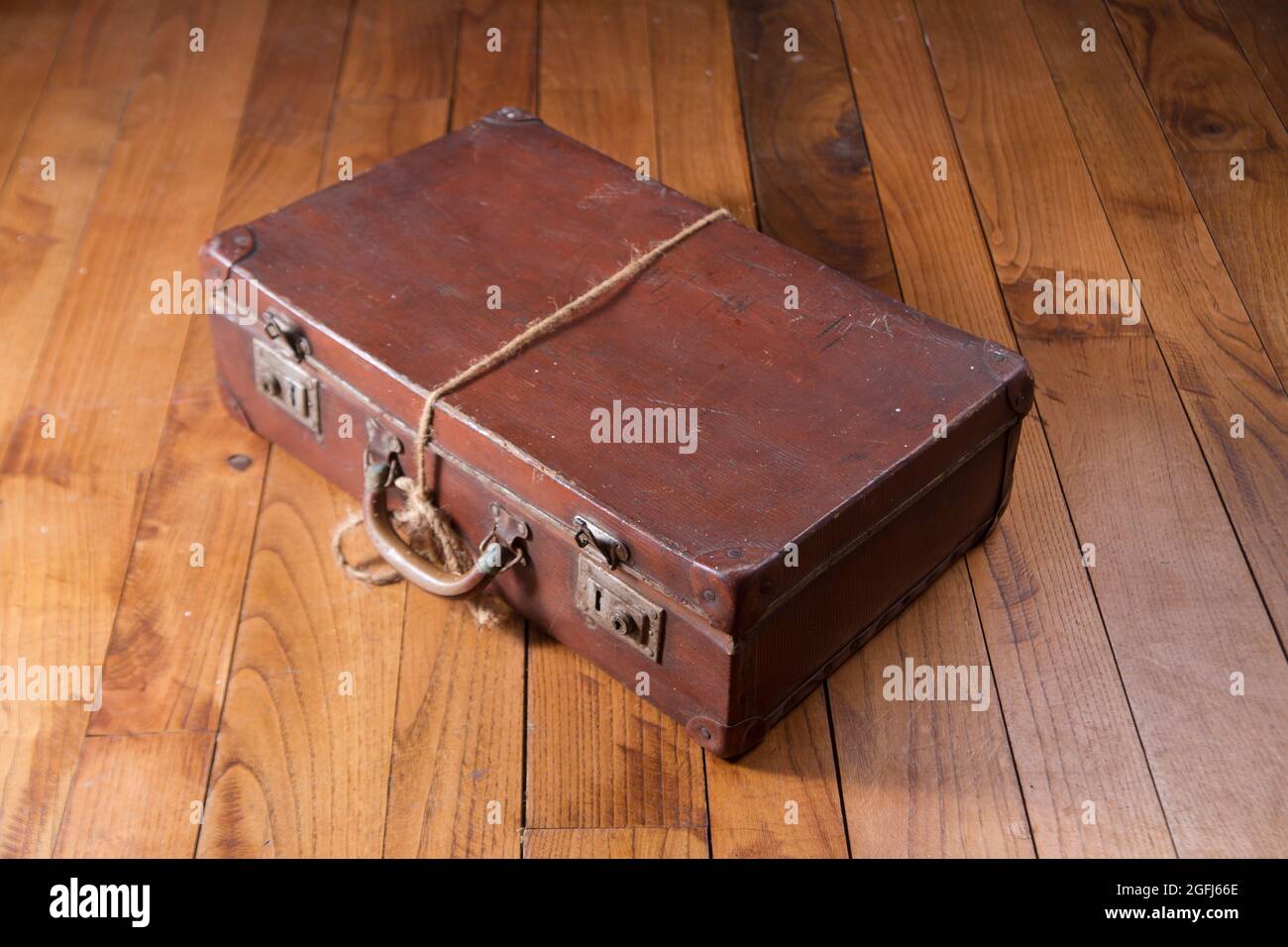 Ancienne valise en carton brun sur fond de plancher en bois Photo Stock -  Alamy