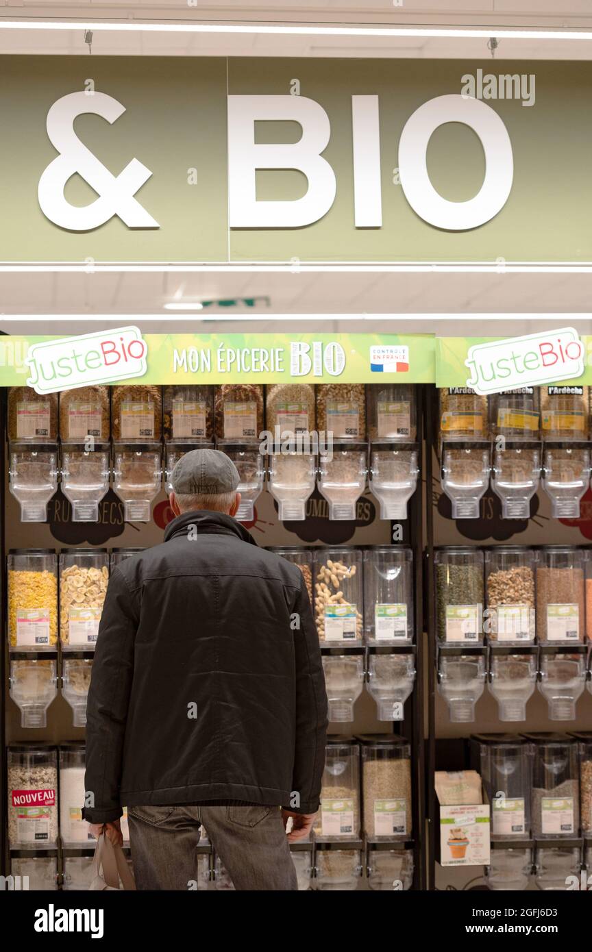 Supermarché Super U : homme au milieu de la section d'aliments biologiques, articles en vrac, épicerie Banque D'Images