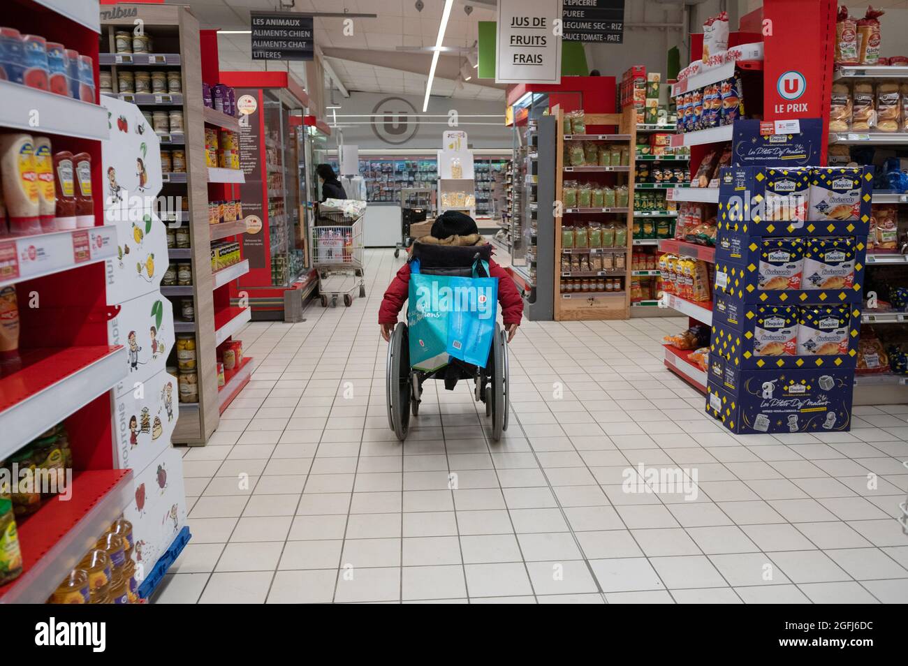 Supermarché Super U : personne handicapée en fauteuil roulant dans une section du supermarché Banque D'Images