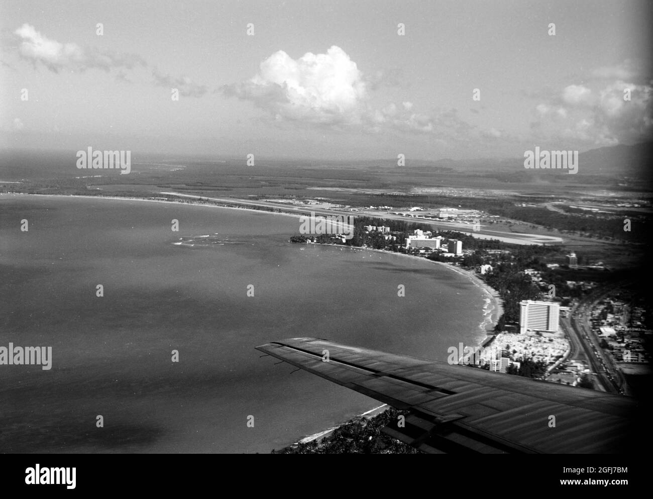 Blick auf Puerto Rico aus dem Flugzeugfenster, 1967. Vue sur Porto Rico depuis la fenêtre de l'avion, 1967. Banque D'Images
