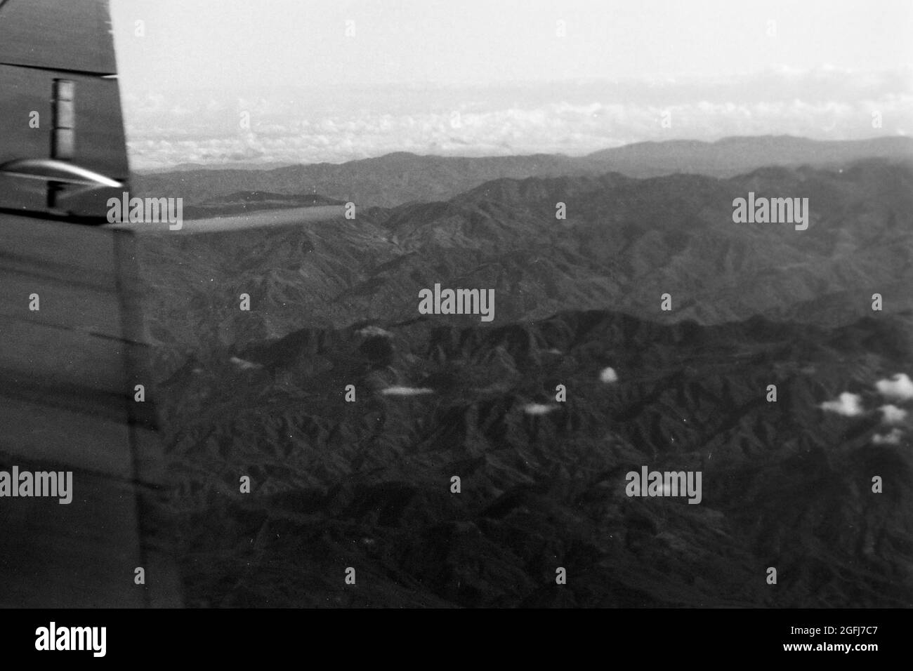 Blick auf Haiti aus dem Flugzeugfenster, 1967. Vue sur Haïti par la fenêtre de l'avion, 1967. Banque D'Images