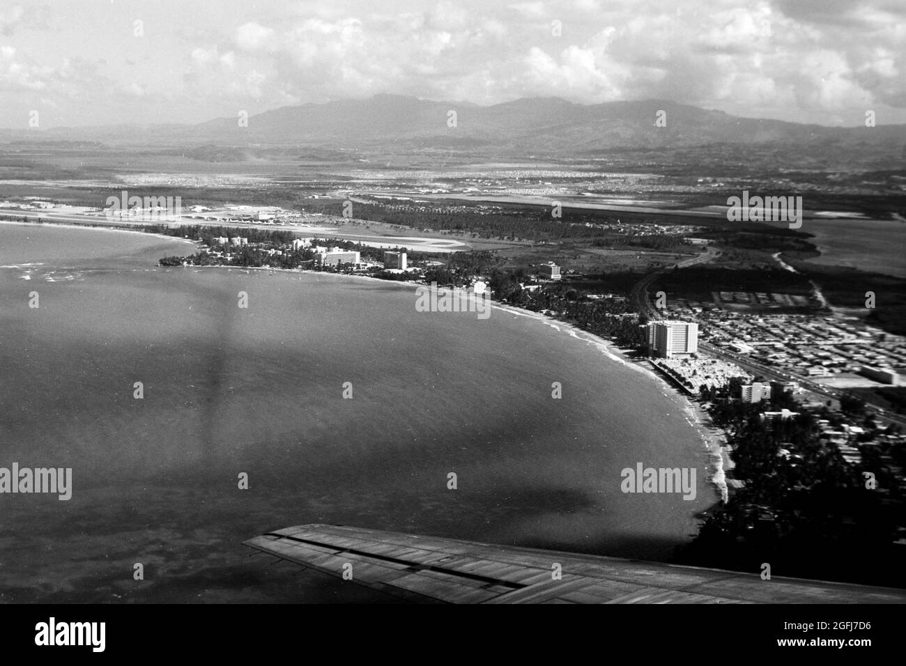 Blick auf Puerto Rico aus dem Flugzeugfenster, 1967. Vue sur Porto Rico depuis la fenêtre de l'avion, 1967. Banque D'Images