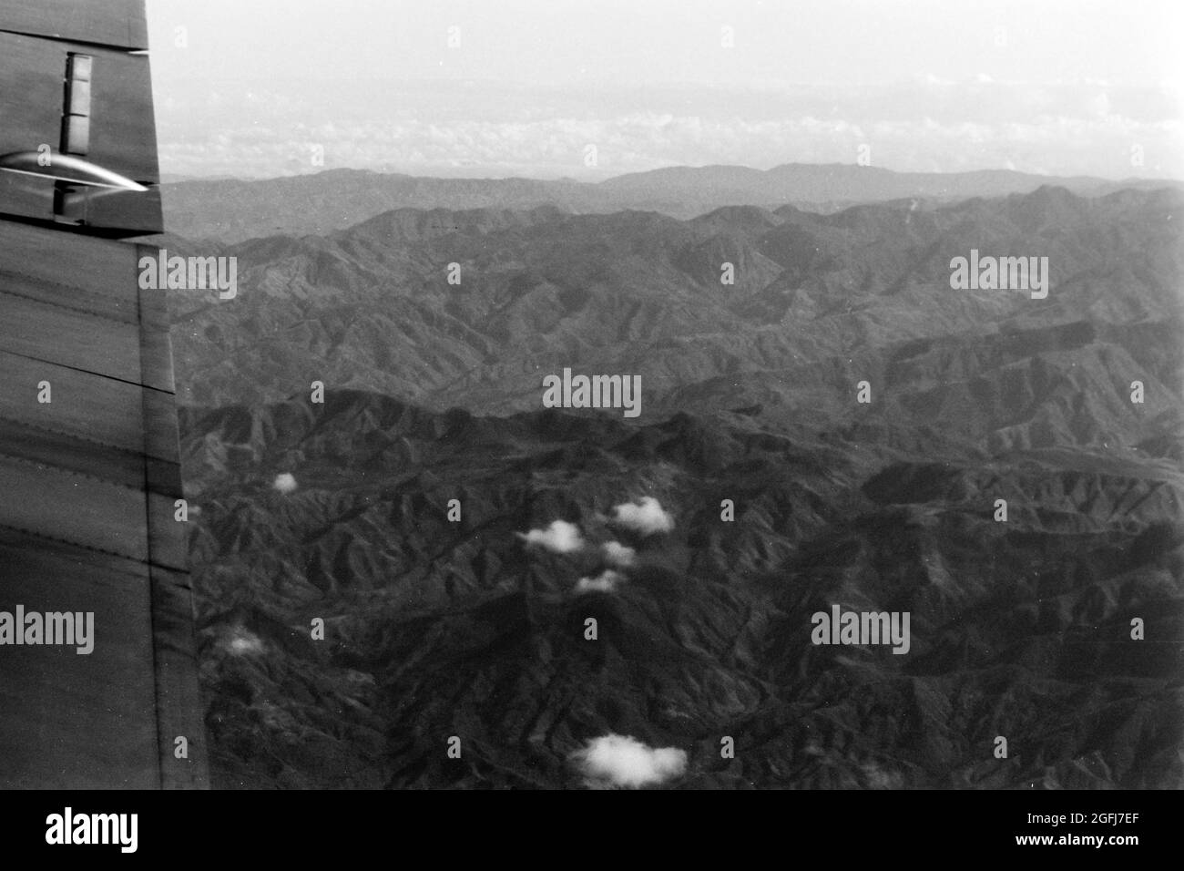 Blick auf Haiti aus dem Flugzeugfenster, 1967. Vue sur Haïti par la fenêtre de l'avion, 1967. Banque D'Images