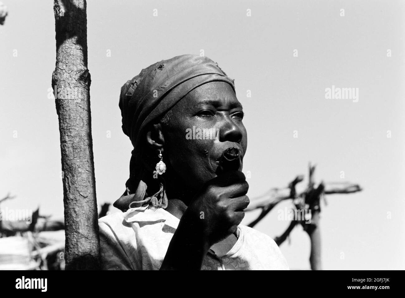 Pfeife rauchende Haïtianerin, 1967. Femme haïtienne fumant son pipe, 1967. Banque D'Images