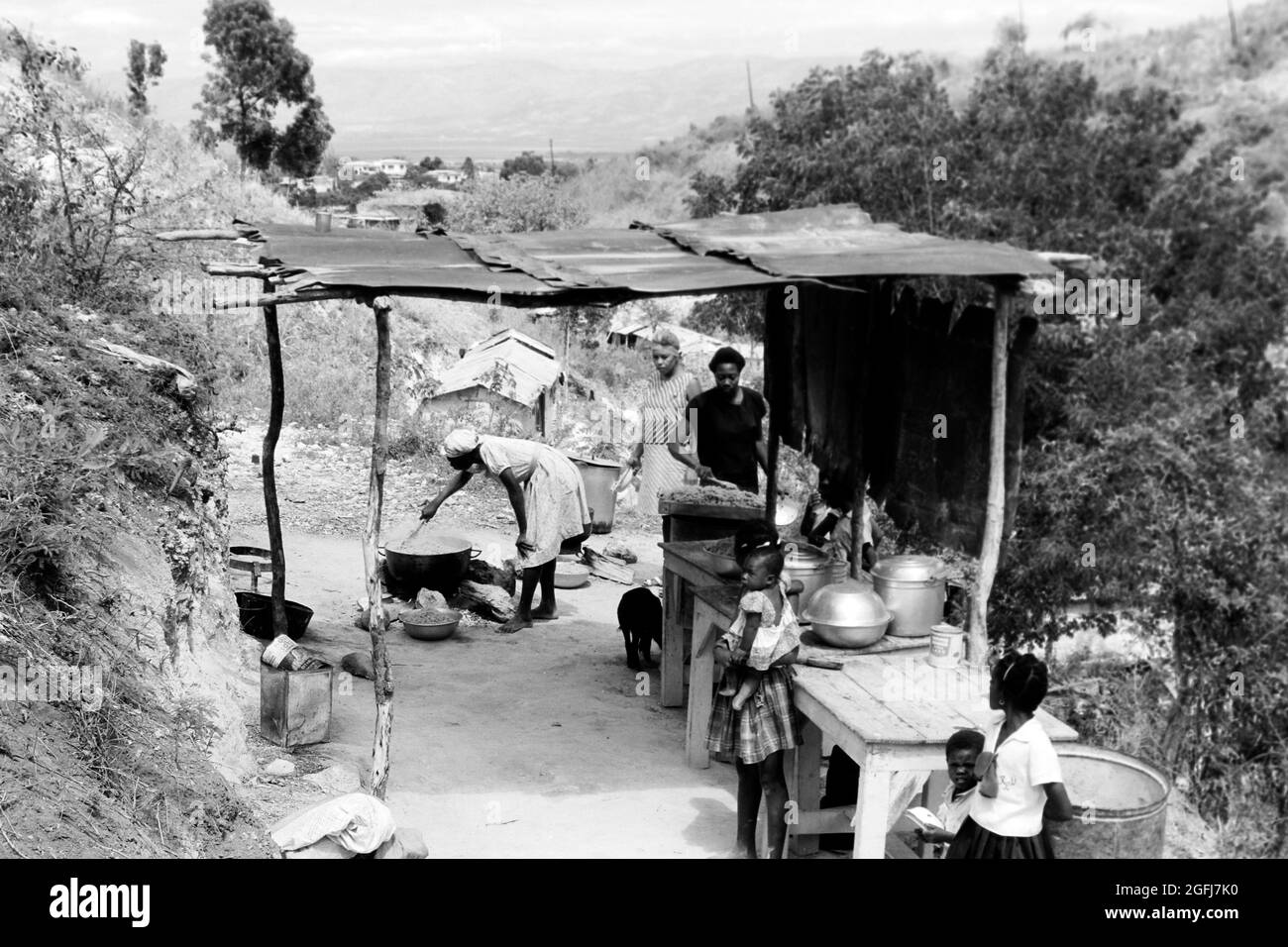 Kochen in der Schulküche, Haïti, 1967. Cuisine dans la cuisine de l'école, Haïti, 1967. Banque D'Images