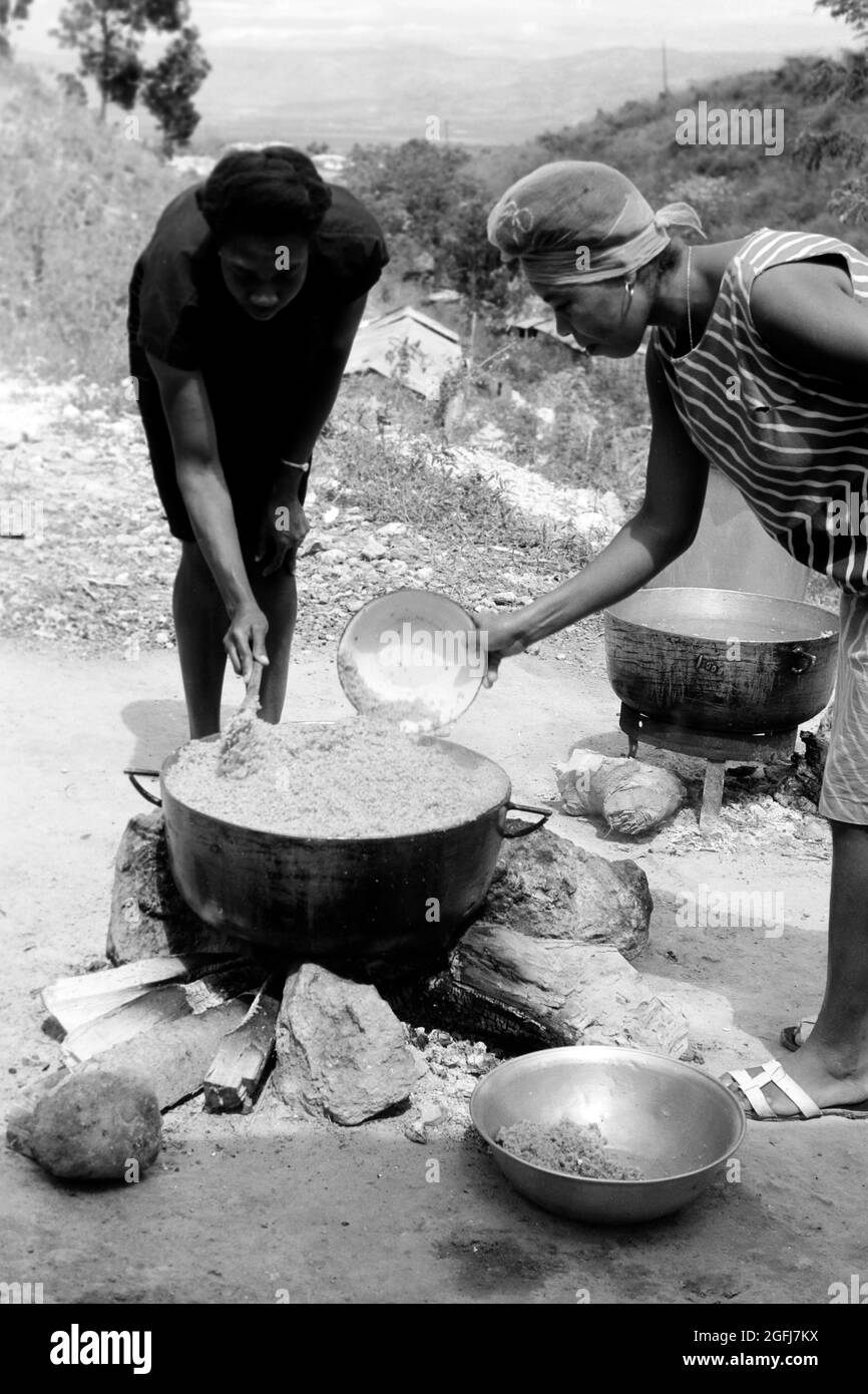 Kochen in der Schulküche, Haïti, 1967. Cuisine dans la cuisine de l'école, Haïti, 1967. Banque D'Images