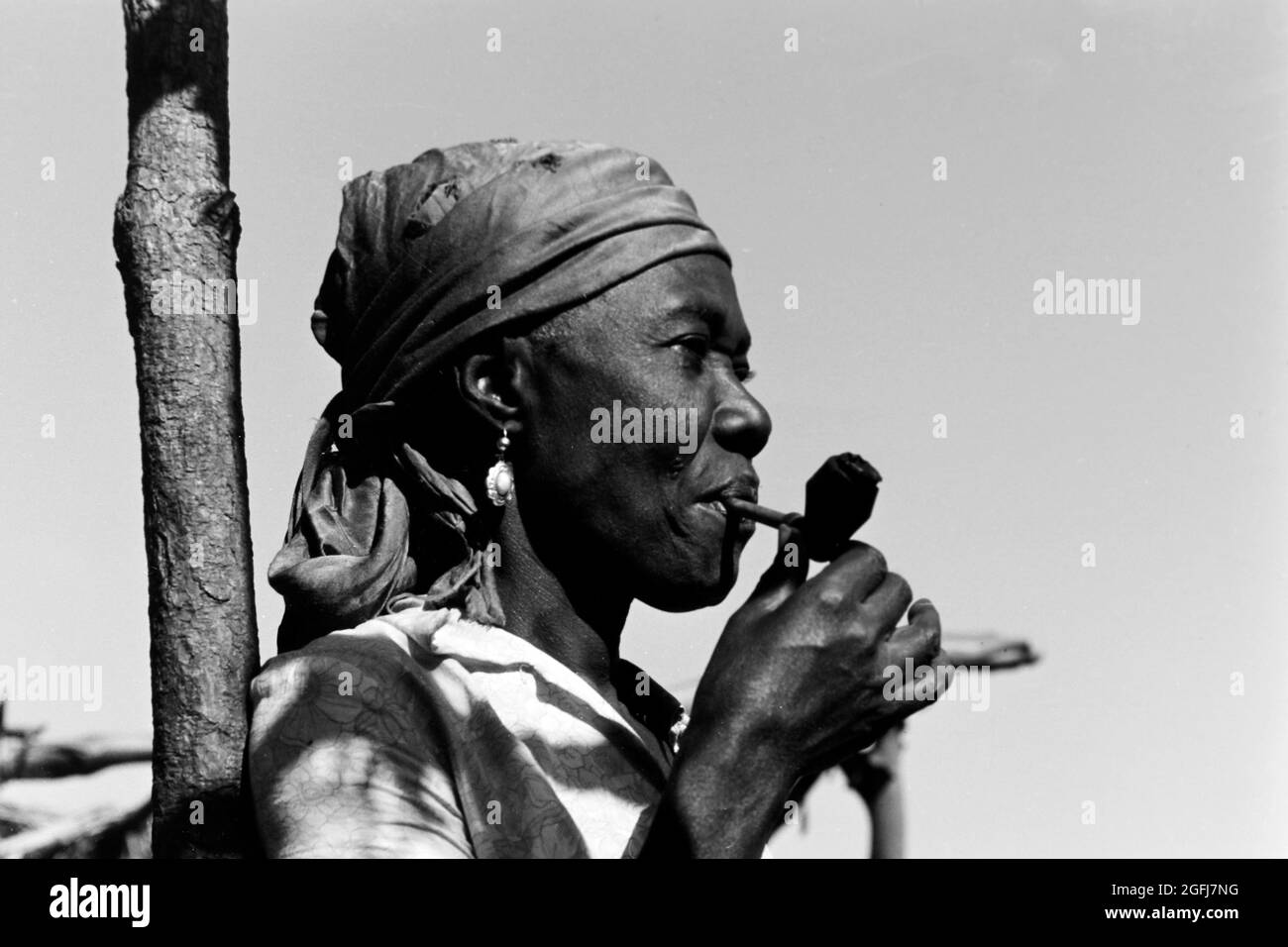 Pfeife rauchende Haïtianerin, 1967. Femme haïtienne fumant son pipe, 1967. Banque D'Images