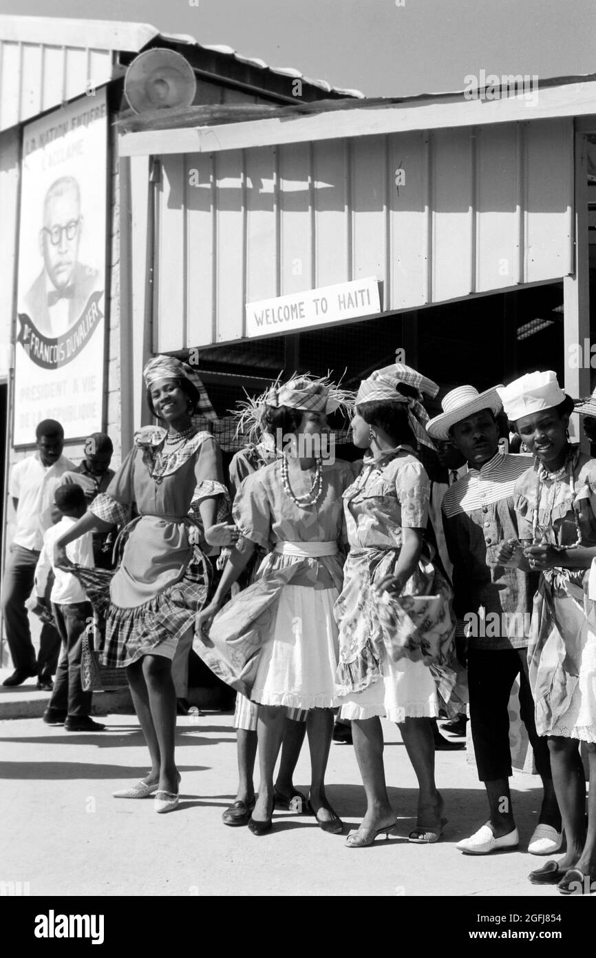 Empfang einer nationalen folklore-Tanzgruppe am Flugplatz, Haïti, 1967. Accueil d'un groupe de danse folklorique à l'aéroport, Haïti, 1967. Banque D'Images