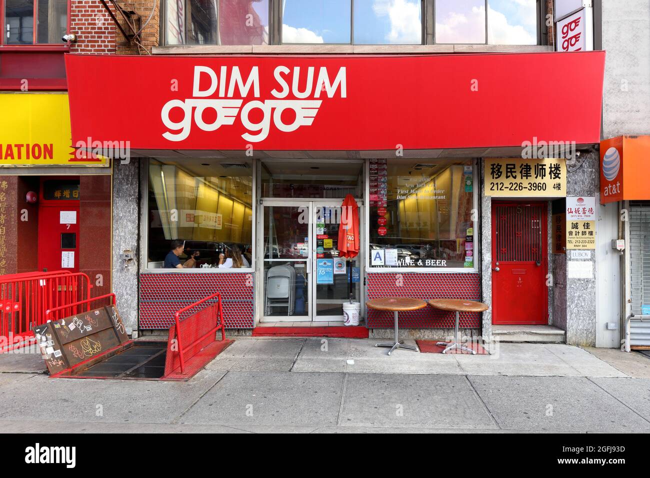 DIM sum Go Go Go, 5 East Broadway, New York, NY. Façade extérieure d'un restaurant dim sum dans le quartier chinois de Manhattan. Banque D'Images