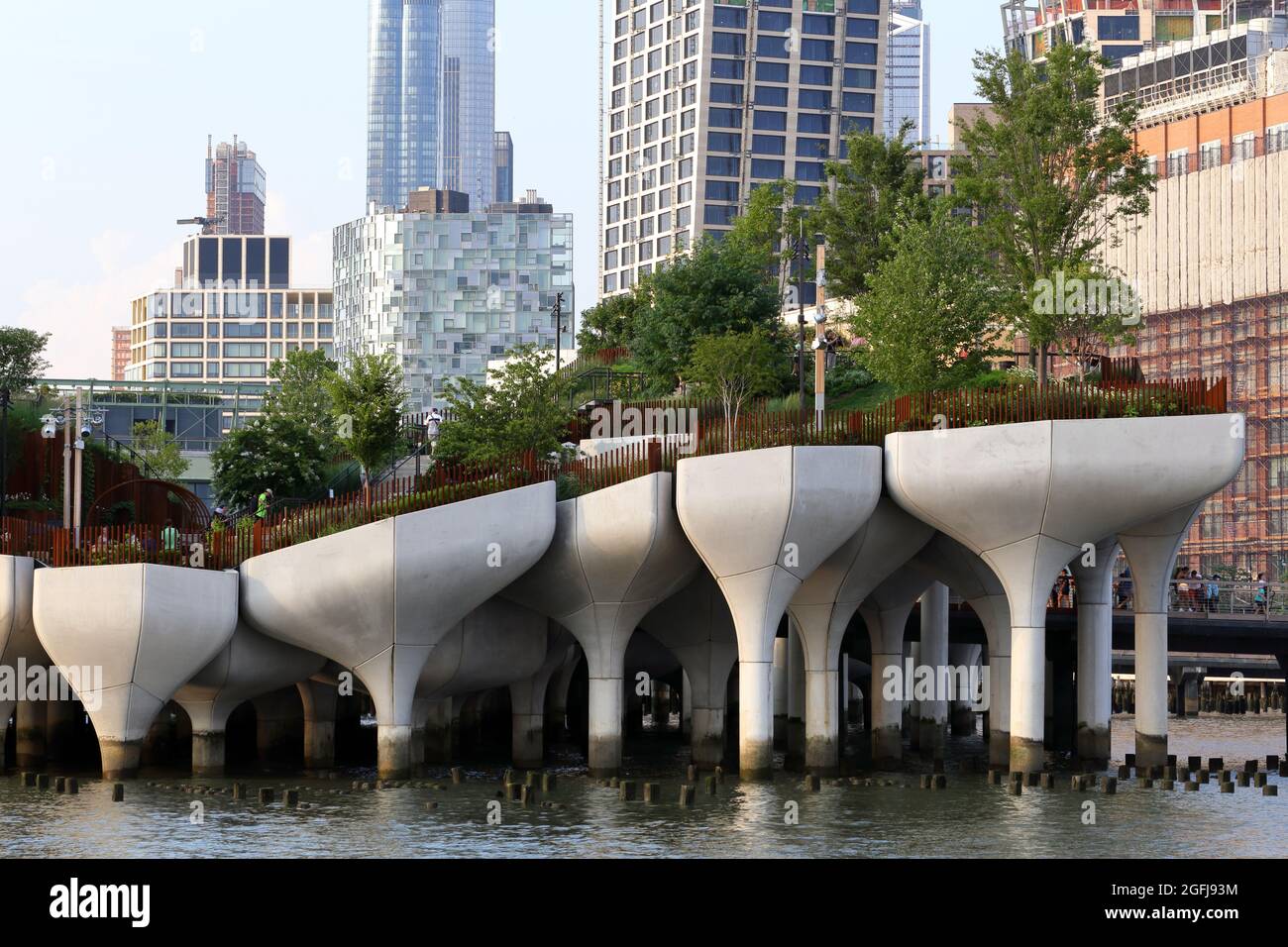 Little Island @ Pier55. Un parc de 2.4 hectares au Hudson River Park à New York, NY conçu par Thomas Heatherwick et financé par Diller et Von Furstenberg. Banque D'Images