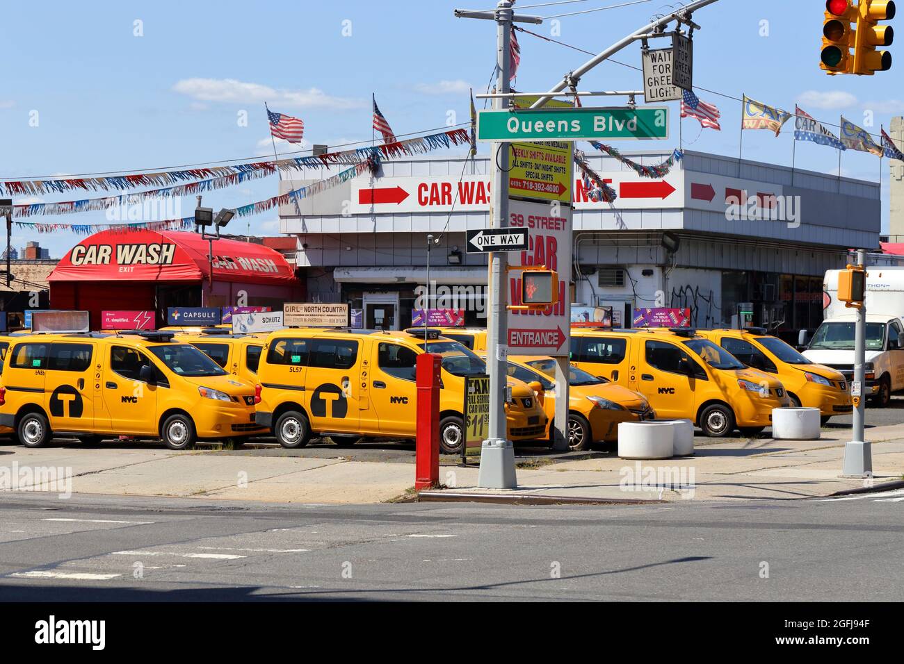 Un lavage de voiture et un cimetière de taxi le long de Queens Blvd à Sunnyside, Queens, New York, NY. Banque D'Images