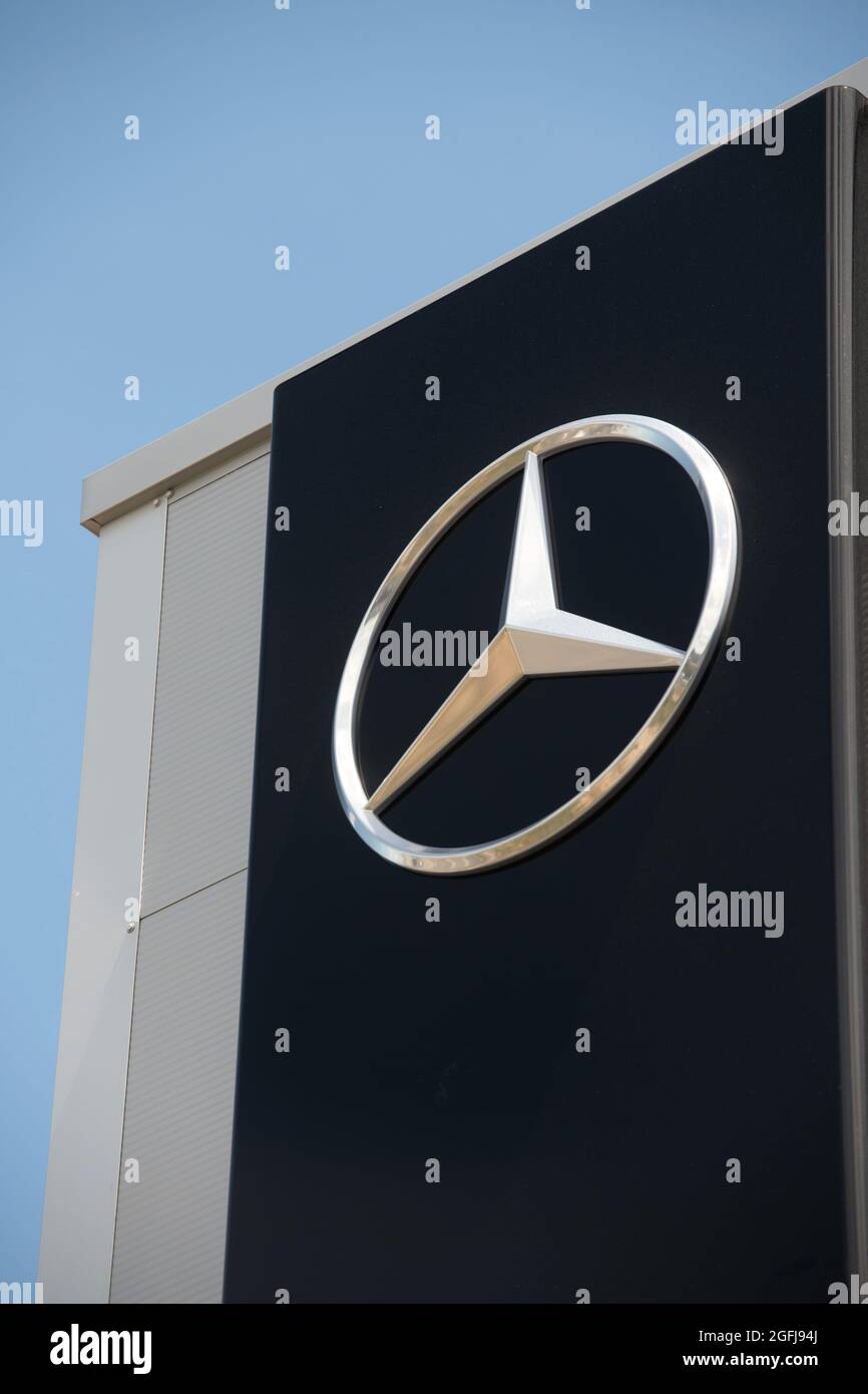 Logo Mercedes dans une concession automobile Banque D'Images