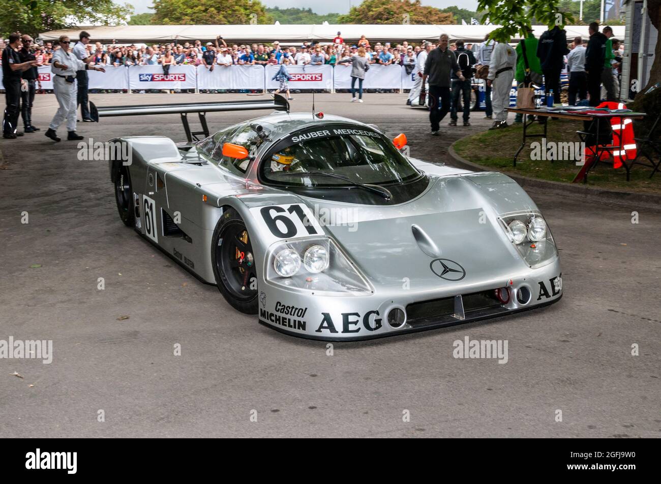 Mercedes Benz C11 Groupe C prototype de voiture de course sportive conduite sur la piste de montée de la colline à l'événement de course automobile Goodwood Festival of Speed 2014. Banque D'Images