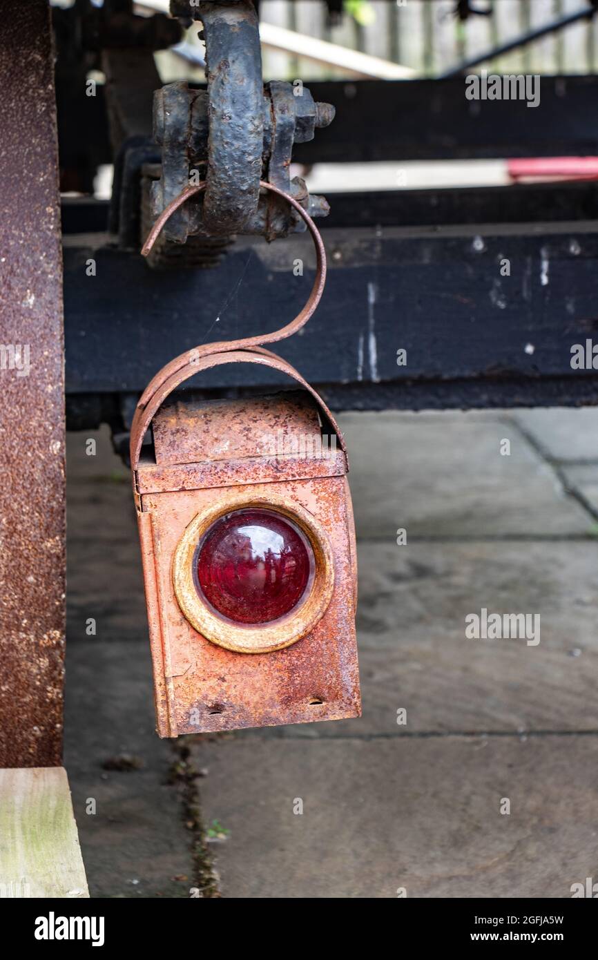 La vieille route penchée au jambon vert ou au Kenyon est une lanterne  accrochée à la remorque Photo Stock - Alamy