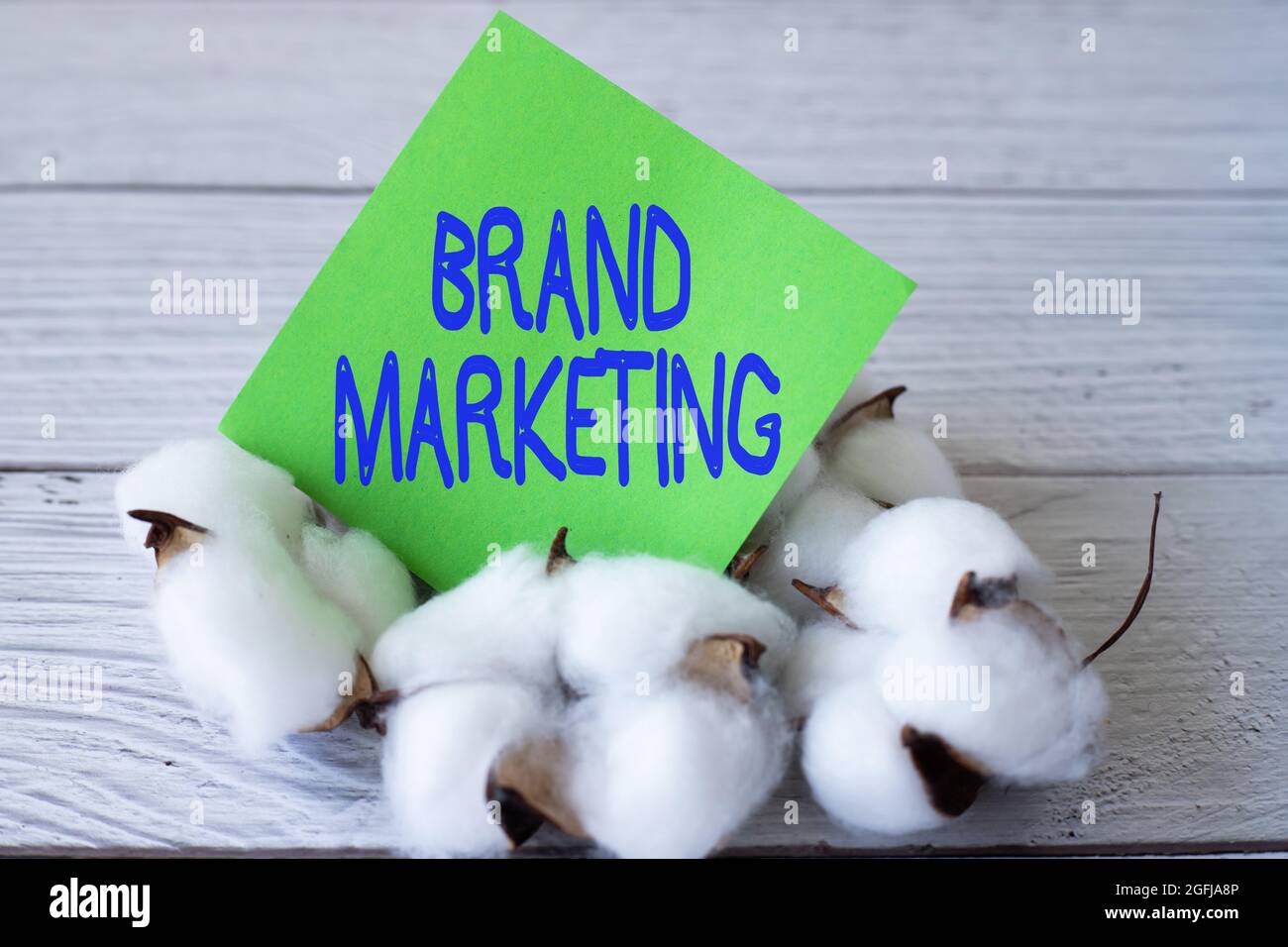 Légende présentant le marketing de la marque. Mot permettant de créer un nom qui identifie et différencie un élément vierge de note adhésive placé sur un produit Banque D'Images