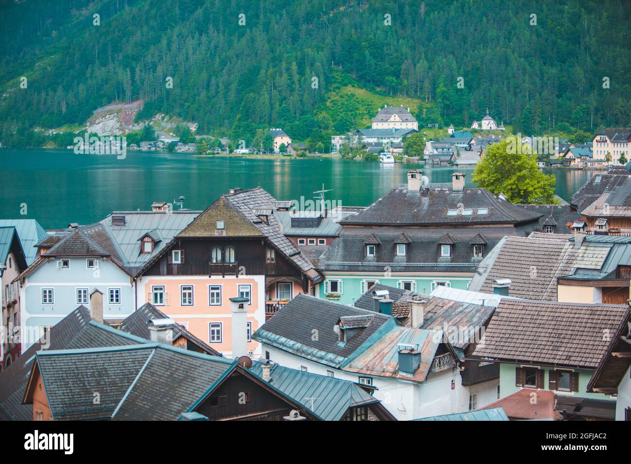 Voir l'établissement alpin de l'Autriche au bord du lac Banque D'Images