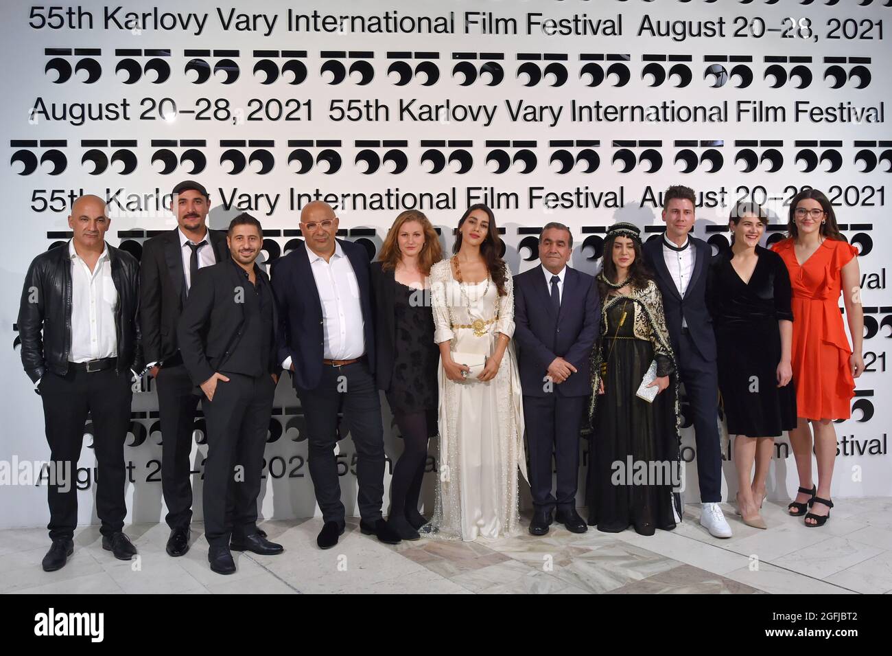 Karlovy Vary, République tchèque. 25 août 2021. L'actrice Avan Jamal (6e à gauche), le réalisateur Shawkat Amin Korki (5e à droite), l'actrice Vania Salar (4e à droite) ont assisté à la présentation de l'examen au 55e Festival international du film de Karlovy Vary (KVIFF), le 25 août 2021, à Karlovy Vary, République tchèque. Crédit: Slavomir Kubes/CTK photo/Alamy Live News Banque D'Images