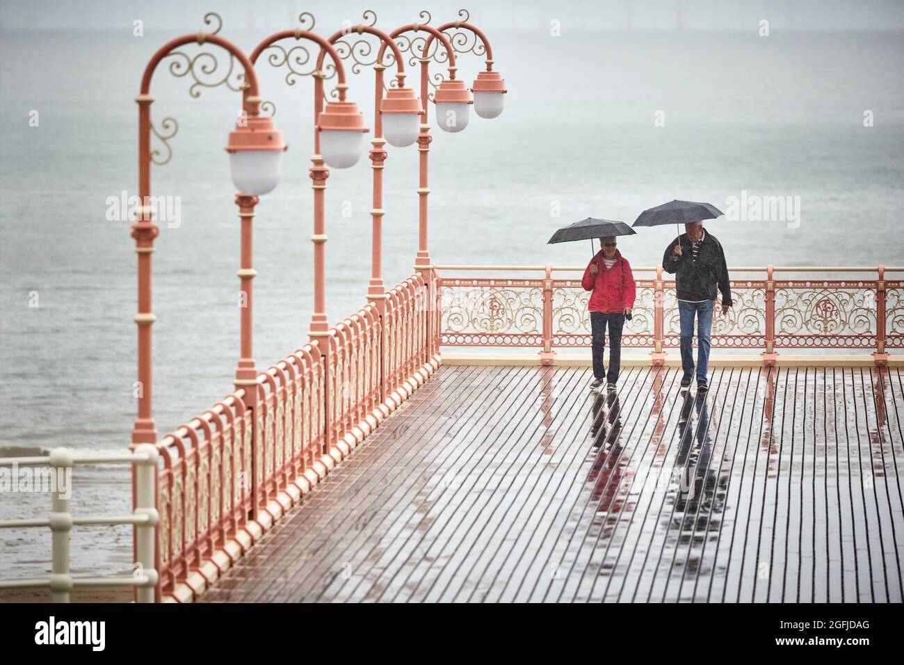 La jetée historique de Colwyn Bay Promenade est remplacée par une version abrégée pour rappeler aux générations futures son prédécesseur, qui était cinq fois plus longue. Banque D'Images