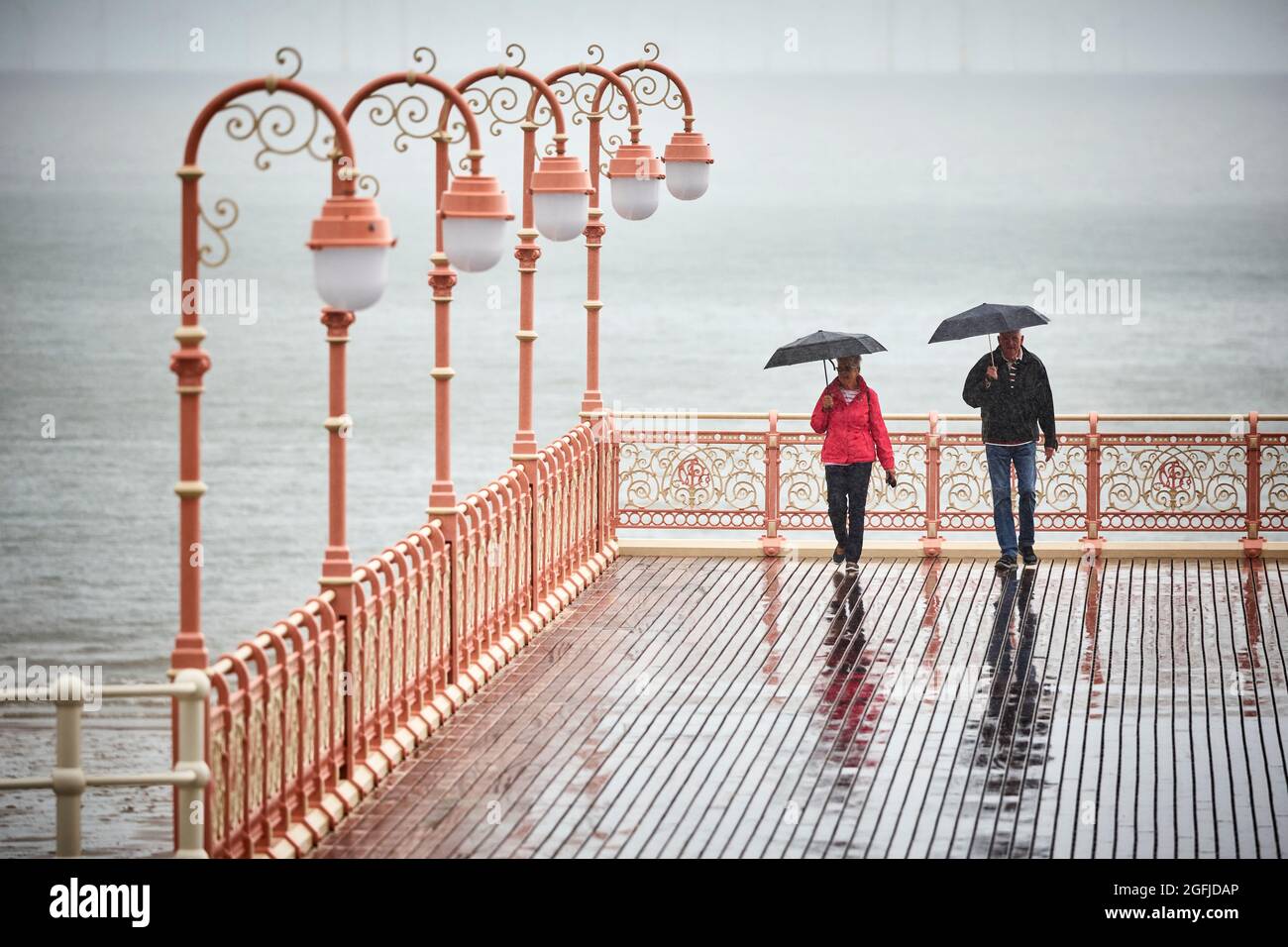 La jetée historique de Colwyn Bay Promenade est remplacée par une version abrégée pour rappeler aux générations futures son prédécesseur, qui était cinq fois plus longue. Banque D'Images
