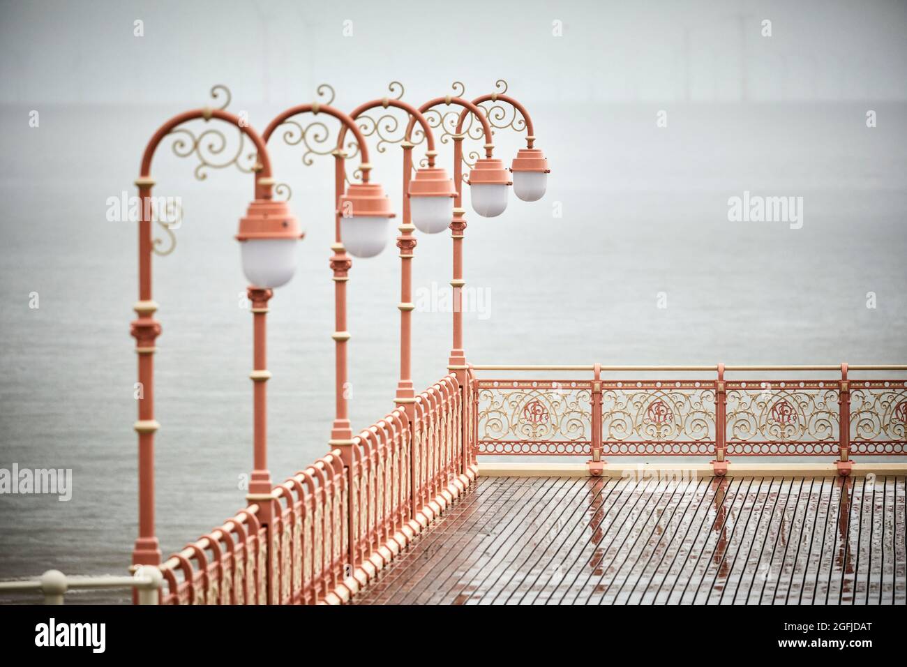 La jetée historique de Colwyn Bay Promenade est remplacée par une version abrégée pour rappeler aux générations futures son prédécesseur, qui était cinq fois plus longue. Banque D'Images