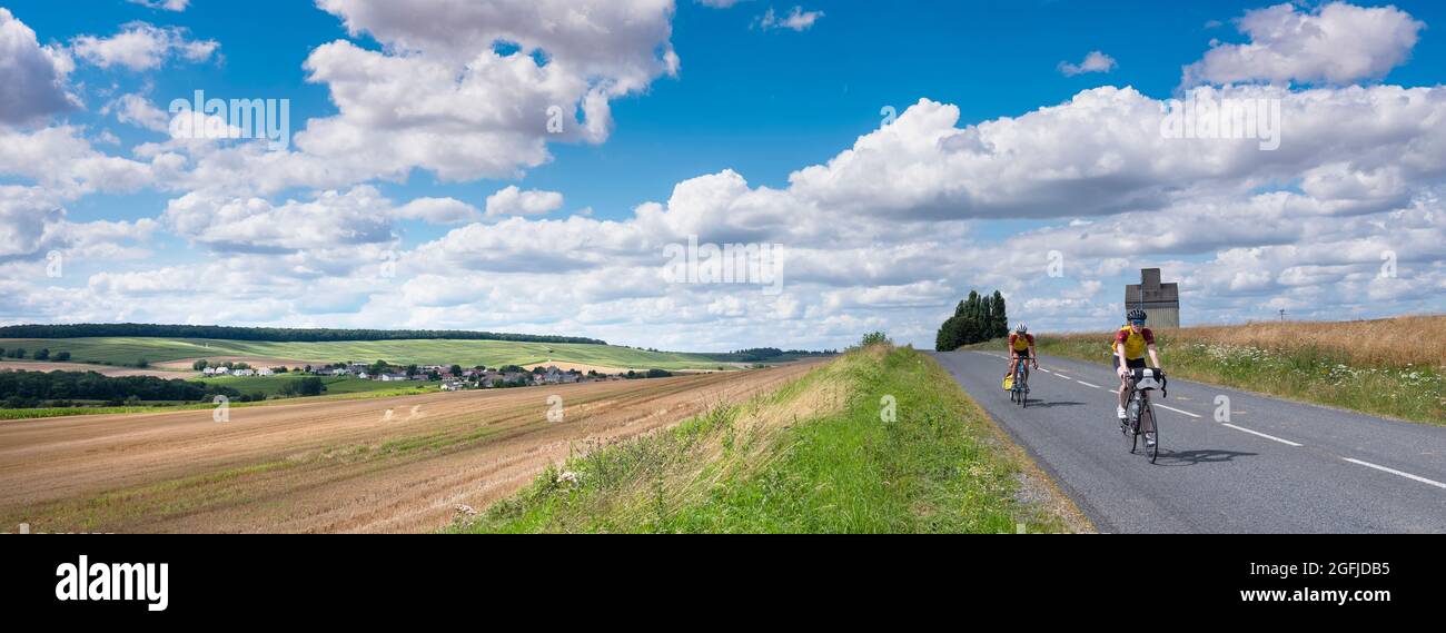 personnes en vélo de sport dans la campagne française au sud de reims en france Banque D'Images