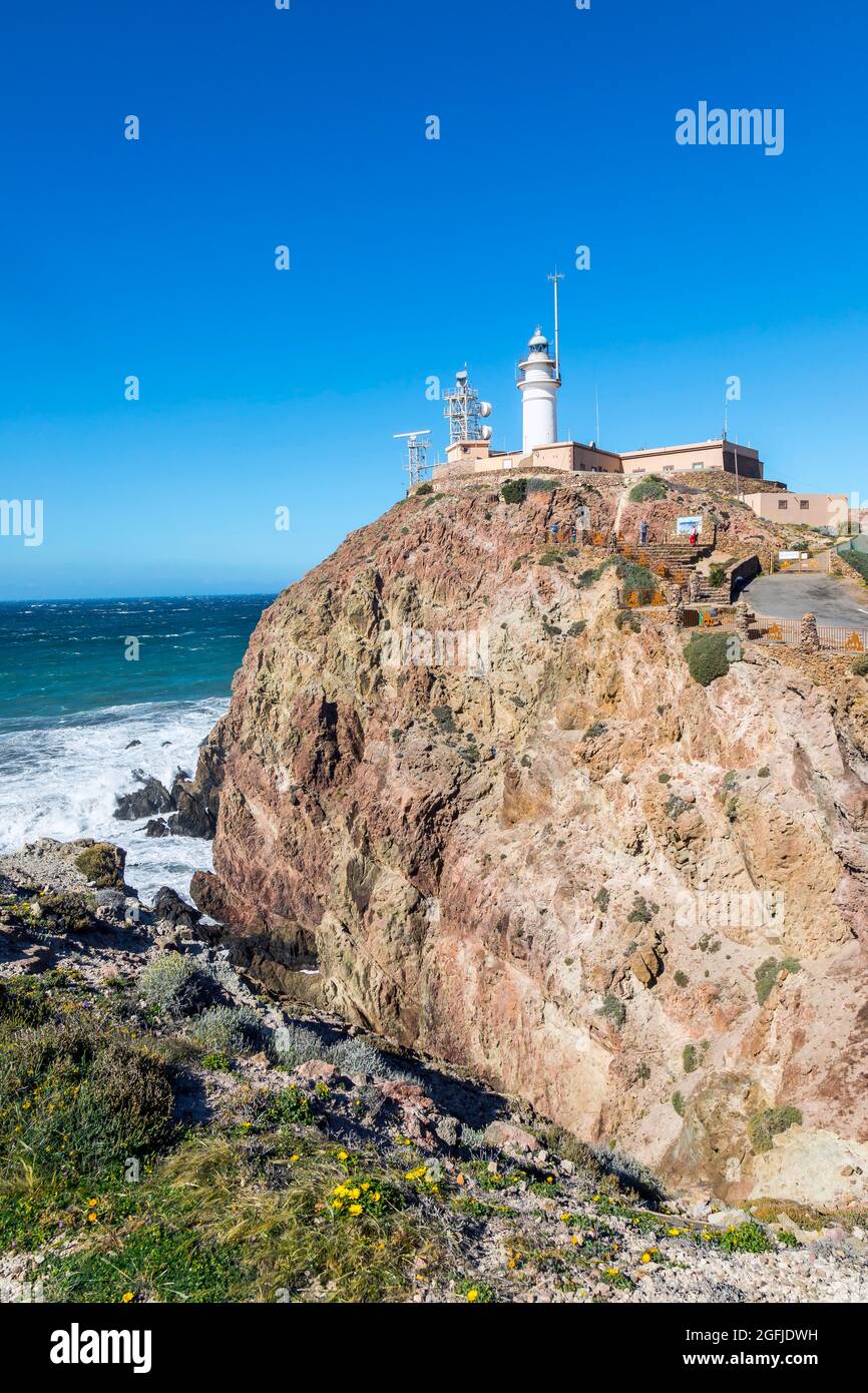 Paysage de la zone côtière Cabo de Gata, province d'Almeria, Andalousie, Espagne. Phare de Cabo de Gata dans le parc naturel de Cabo de Gata, une larg Banque D'Images