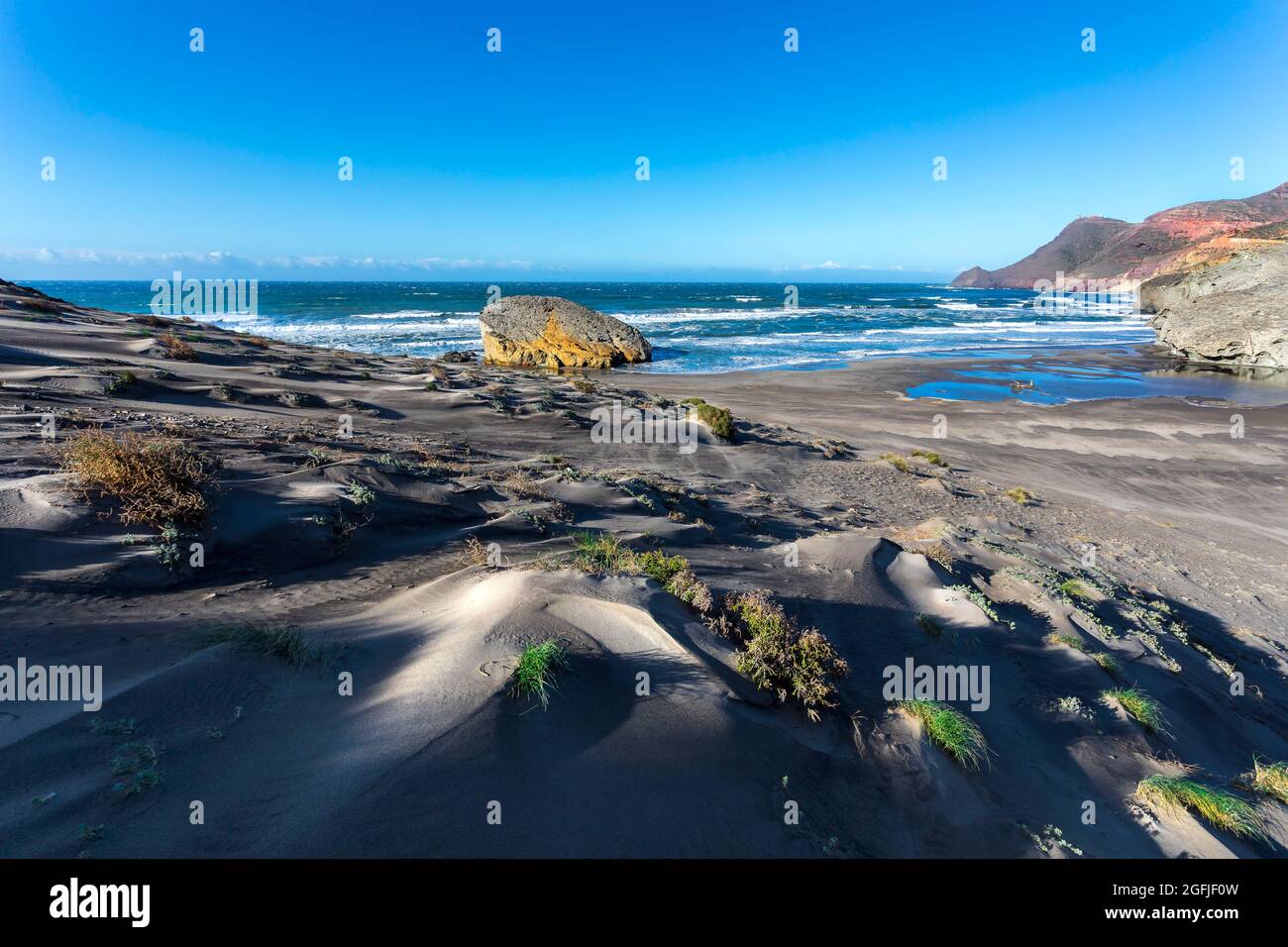Paysage de la zone côtière Cabo de Gata, province d'Almeria, Andalousie, Espagne. Plage Playa de Monsul le long de la côte méditerranéenne, Cabo de Gata N Banque D'Images